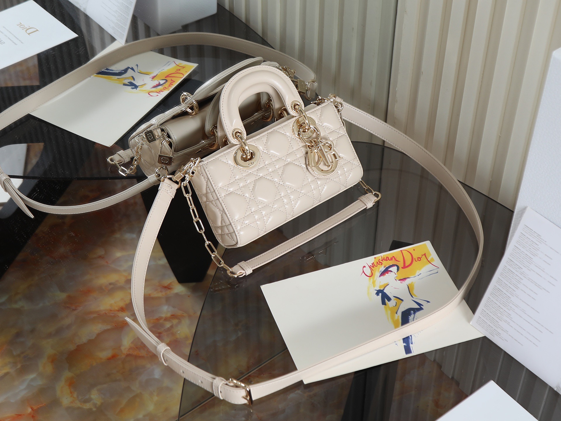 原廠級 米杏色 迷你尺寸
𝗗𝗶𝗼𝗿 𝗗-𝗝𝗼𝘆 𝗯𝗮𝗴羊皮2025款新款
時尚果然就是輪回，回歸了一把中古戴妃
長方包形，短鏈條➕細長肩帶直接封神！！
復古時髦感超強，真是什麼場合都可以把住
絕對是lady中的天花板了，強勢出圈啦姐妹們
款號：0636
尺寸：19x10.5x5.5cm
