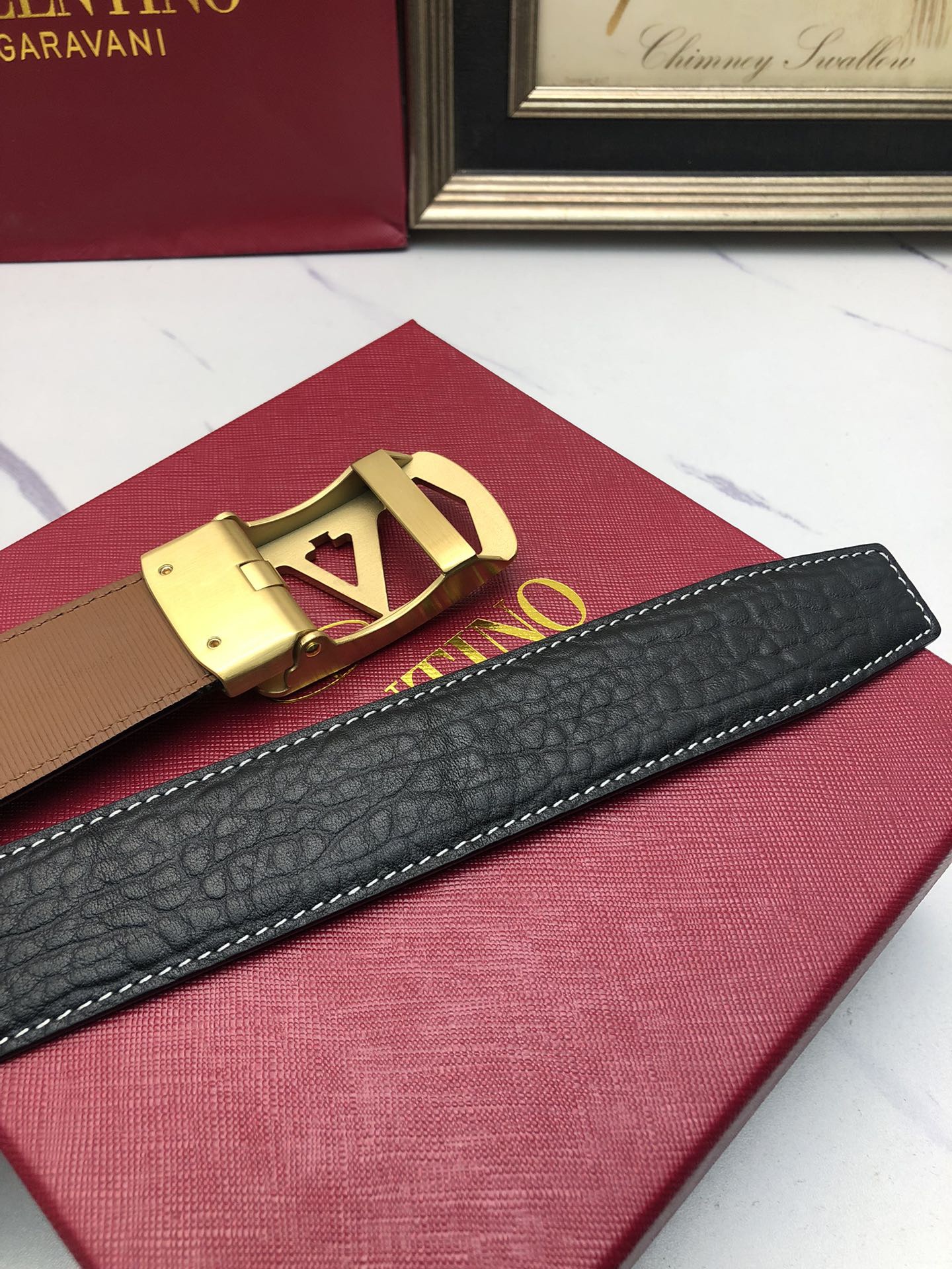 華倫天奴：原單頭層牛皮大象皮紋面，內襯頭層小牛皮底，搭配原單自動扣，可裁剪的自動帶，此款腰帶面雙採用意大利原定廠制進口牛皮帶身 ，對專版櫃足寬3.5