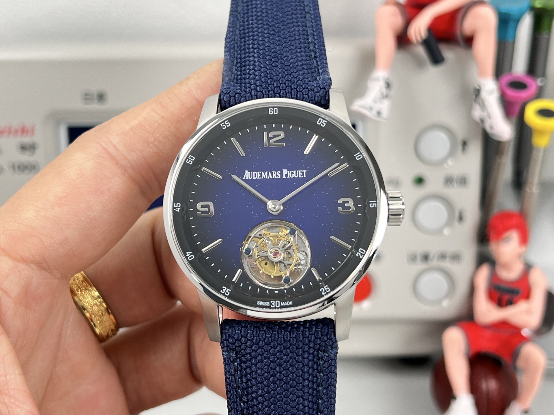 
新款愛彼真陀飛輪CODE11.59系列26396男士腕表！完美與個性的體驗！
1⃣️直徑42MM！表面玻璃採用水晶藍寶石玻璃。
2⃣️搭載Cal.2950全自動陀飛輪機芯，動力儲存60小時！
3⃣️錶帶採用進口意大利小牛皮以及帆布皮帶可選！
3⃣️表殼採用316L精鋼材質，整殼CNC高精准處理，密度與原裝吻合！          
4⃣️表面採用砂金石琺瑯錶盤
整體按照原裝顏色完美呈現！
5⃣️殼套分圈口.殼.底蓋三件套，整體角度完美體現拉絲工藝，品質與美的融合！