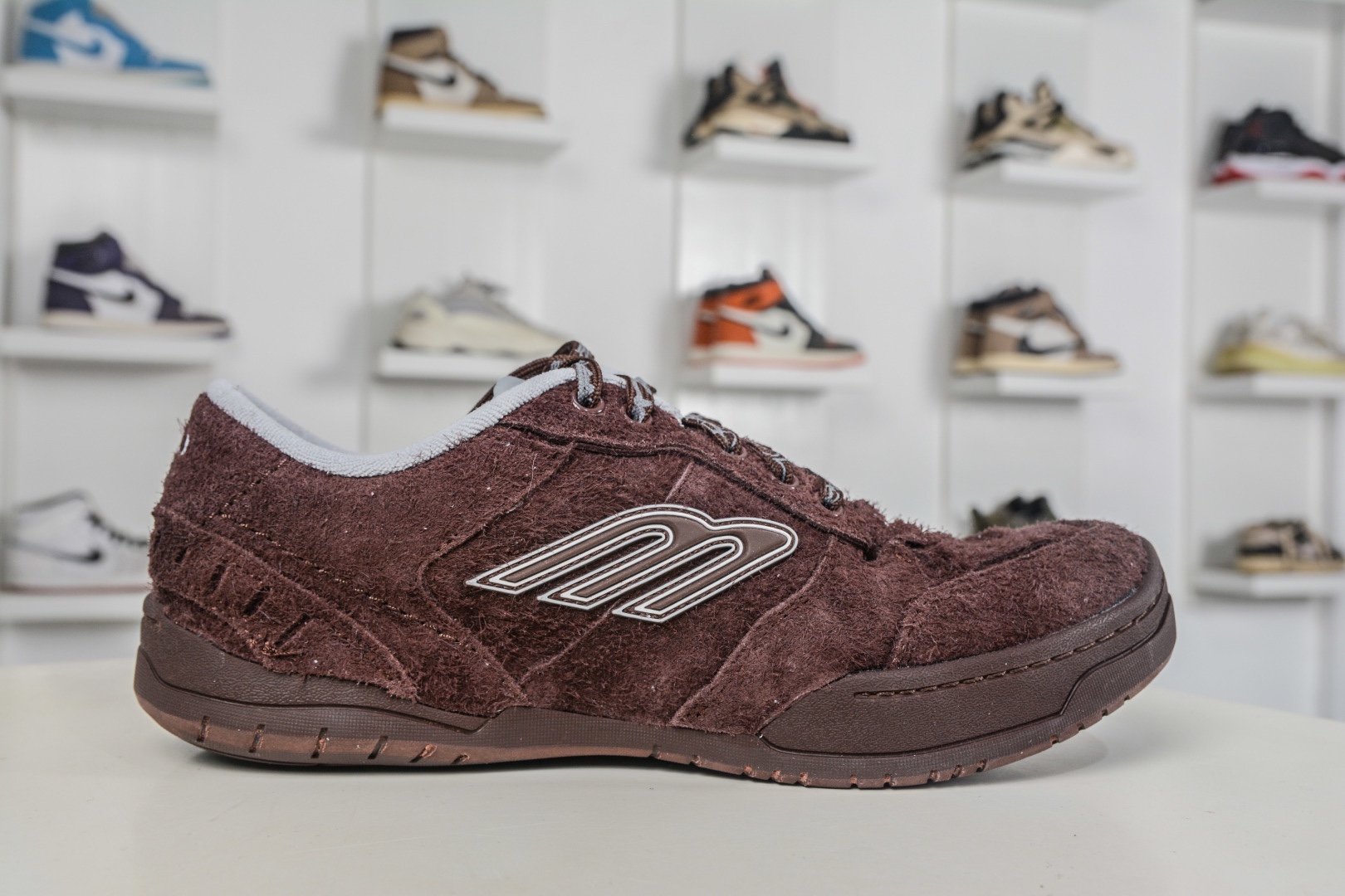 Balenciaga Hamptons Worn-Out Dark Brown 棕色巴黎世家十八18代 滌綸（聚酯纖維）牛皮革 圓頭系帶 低幫 生活休閒鞋板鞋 
貨號：814765 WHPSU 2290
尺碼：35 36 37 38 39 40 41 42 43 44 45 46