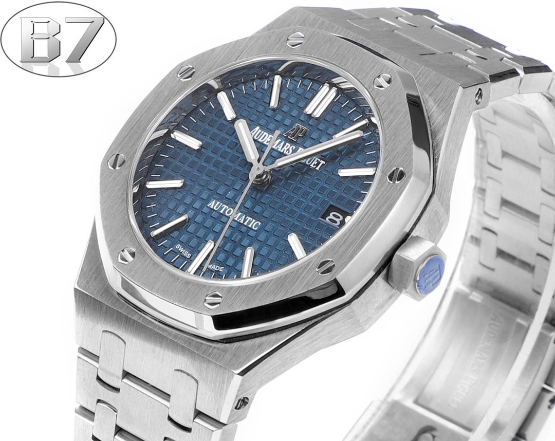 B7  Factory
AP愛彼 女款愛彼皇家橡樹 剔除機芯甲板多餘部分，使之變得更加鏤空——成就鋼表巔峰—— 實力演繹 衛冕“鋼”王！【6大精妙之處】1.正品拆解開模，尺寸為37毫米與正品一致！2.完美還原正品表殼的每一處細節，盡顯正品“稜角分明 堅毅果敢”的陽剛氣質。3.鋼帶的做工無可挑剔，比市面上任何鋼帶表做工均要更上一層樓，鋼帶頭粒和表頭銜接的“緩衝帶”的鬆緊程度與正品一模一樣。4.自動陀的與原裝致敬，是市面唯一做到顏色於原裝一致的版本（市面一般版本均偏紅）其上的ap族徽雕刻獨一無二。