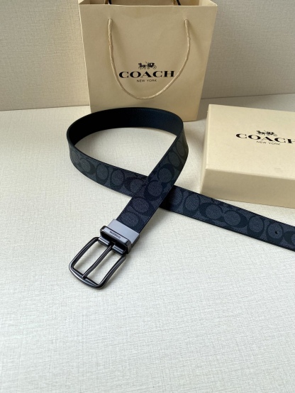 寬度3.8cm COACH 這款雙面腰帶一面為經典標誌帆布材質，另一面為精制皮革材質，配有標誌性扣件，將兩種外形合二為一。通過簡單的說明，可用剪刀剪裁至完美合身度。
標誌印花配頭層牛皮
可裁剪
雙面
38M (寬)