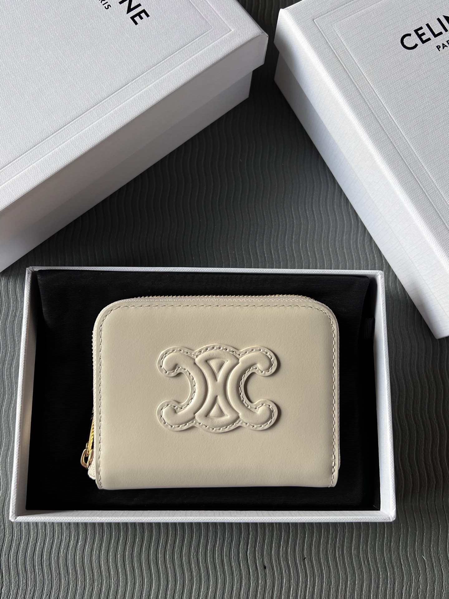 TRIOMPHE光滑牛皮革短款拉鍊錢包
產品信息
4 X 3 X 1英吋(11 X 8.5 X 2釐米)
牛皮革
襯里 : 牛皮革/織物
拉鍊開合
6個卡槽
2個角撐隔層
編號：10K533