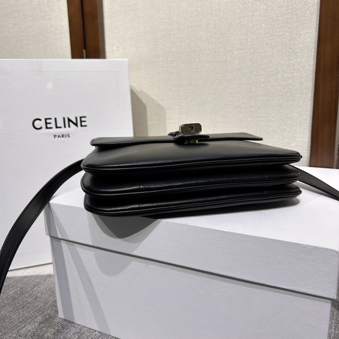 CELINE TABOU全新復古郵差包~是新一季個人覺得最耐看包型 進口牛皮/內里羊皮 全套包裝 隨意對比[愛心]
尺寸：22 *16 *7cm
款號搜：196583