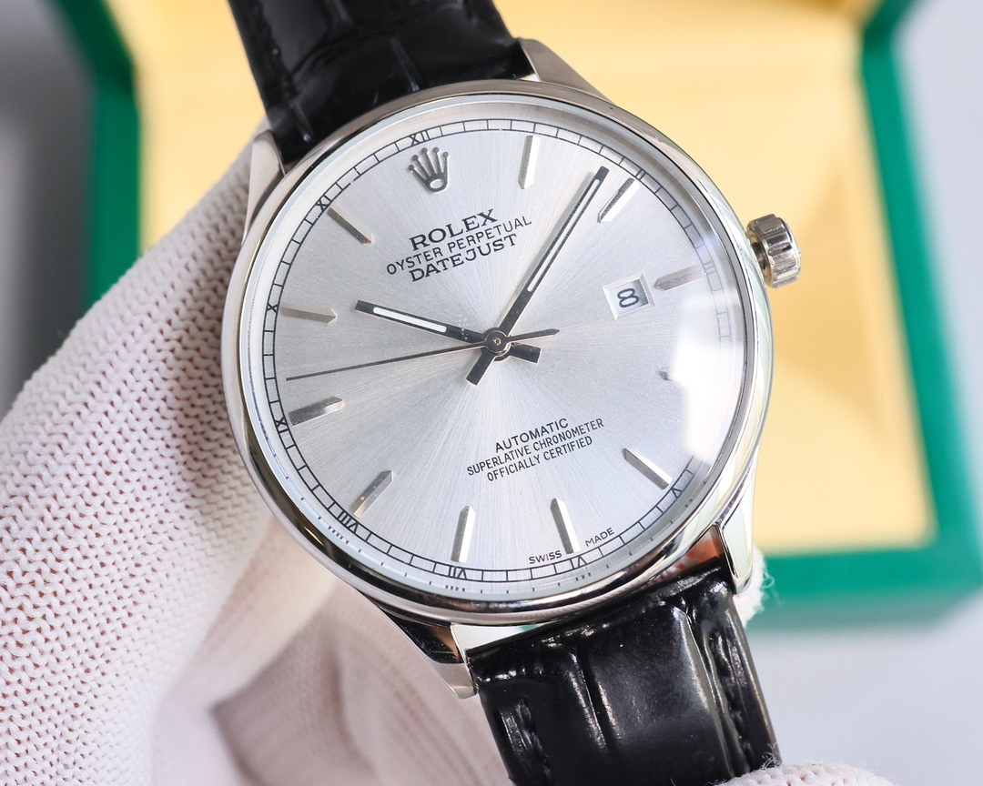 新品特推🔥🔥勞力士ROLEX（實拍圖）商務系列，全表採用316L精鋼，高檔大氣！316L精鋼打造完美多邊形弧度表殼！搭配進口藍寶石玻璃，意大利防水皮帶，原裝針扣！！！搭載原裝進口全自動機械機芯（零返修） ，直徑尺寸40mm 深度防水。 產品實物光澤手感更佳精湛  字盤刻度栩栩如生  殼套工藝都是宗師級別輕身檢驗 加上新時代機器高技鍛造  上手震撼尊貴非凡🔥AD出品 精品不斷🔥