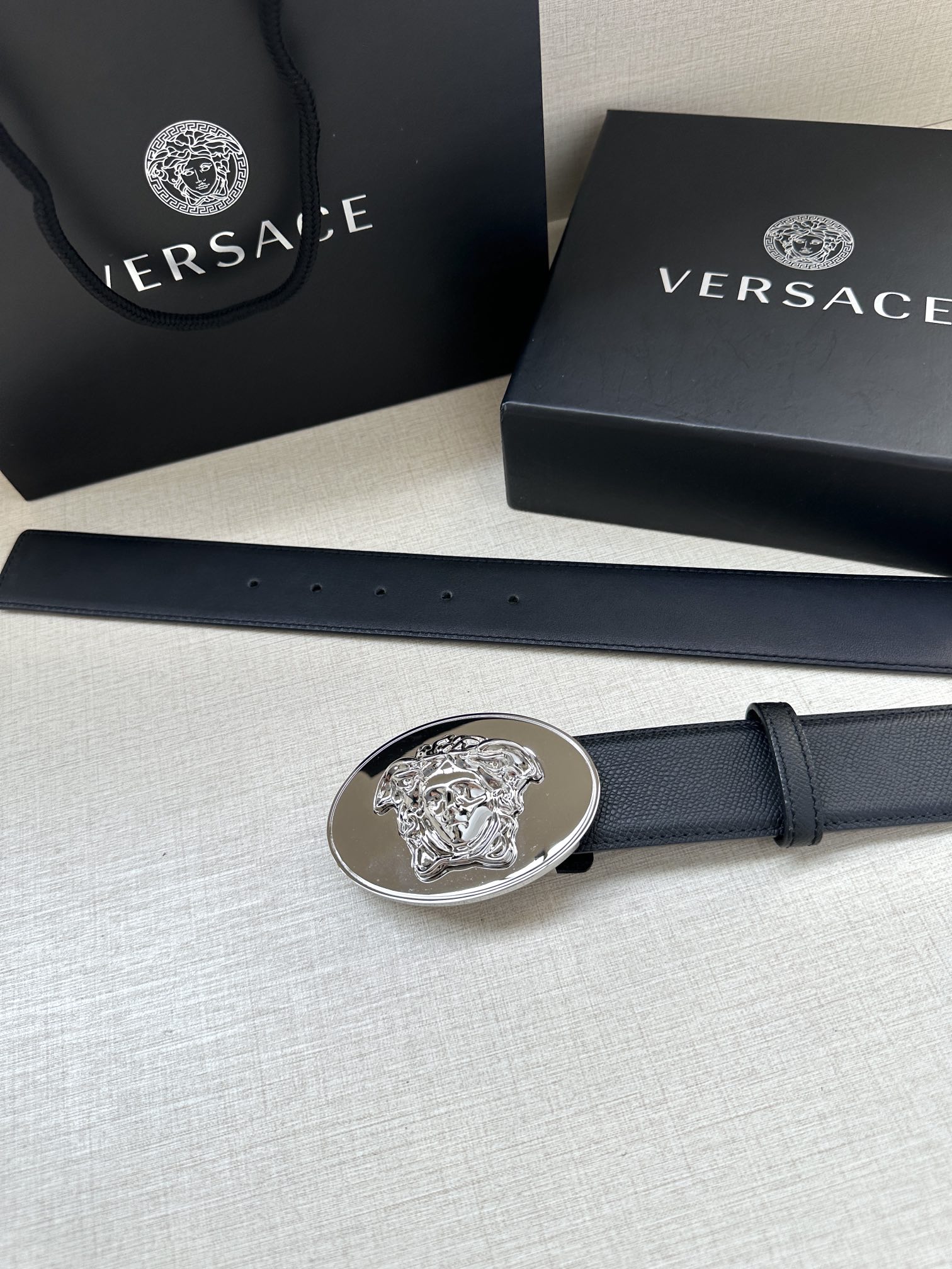 寬度：4.0cm （範思哲） 此款橢圓五金配件、腰帶飾有標誌性的Versace美杜莎頭像扣，彰顯品牌格調。是一款精美的衣櫥必備單品。