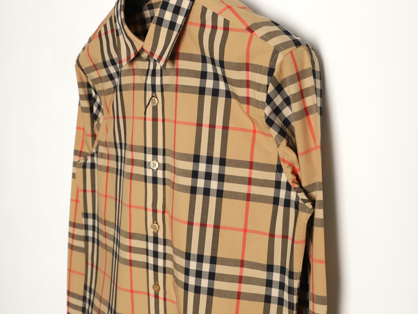 Burberry/巴寶莉 經典大格紋棉質長袖襯衫
面料採用雙股80支梭織小斜紋面料，格紋對位，
紗線定織定染，每個獨立的尺碼都是定位裁片，前幅，口袋，
袖子等部位都是對格對位的，工序複製，費時費料，採用純天然珍珠貝殼紐扣，
洗水嘜定制，多處手工一片一片激光剪裁對位，
所有工序，用料都是ZP做法，區別市面一眼假版本
此款更是絕對不能錯過的珍寶級別產物！！
顏色：卡其大格
S Size：S-XL
