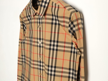 Burberry/巴寶莉 經典大格紋棉質長袖襯衫
面料採用雙股80支梭織小斜紋面料，格紋對位，
紗線定織定染，每個獨立的尺碼都是定位裁片，前幅，口袋，
袖子等部位都是對格對位的，工序複製，費時費料，採用純天然珍珠貝殼紐扣，
洗水嘜定制，多處手工一片一片激光剪裁對位，
所有工序，用料都是ZP做法，區別市面一眼假版本
此款更是絕對不能錯過的珍寶級別產物！！
顏色：卡其大格
S Size：S-XL