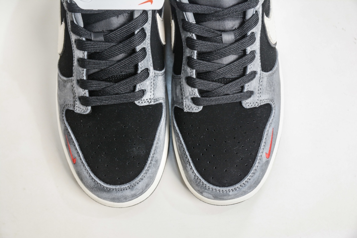 Nike SB Dunk Low X Stussy 斯圖西聯名—灰黑米白勾 
貨號:TX1688 003
尺碼：36 36.5 37.5 38 38.5 39 40 40.5 41 42 42.5 43 44 44.5 45