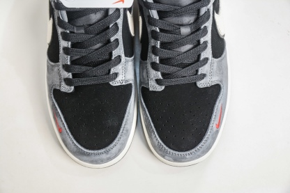 Nike SB Dunk Low X Stussy 斯圖西聯名—灰黑米白勾 
貨號:TX1688 003
尺碼：36 36.5 37.5 38 38.5 39 40 40.5 41 42 42.5 43 44 44.5 45