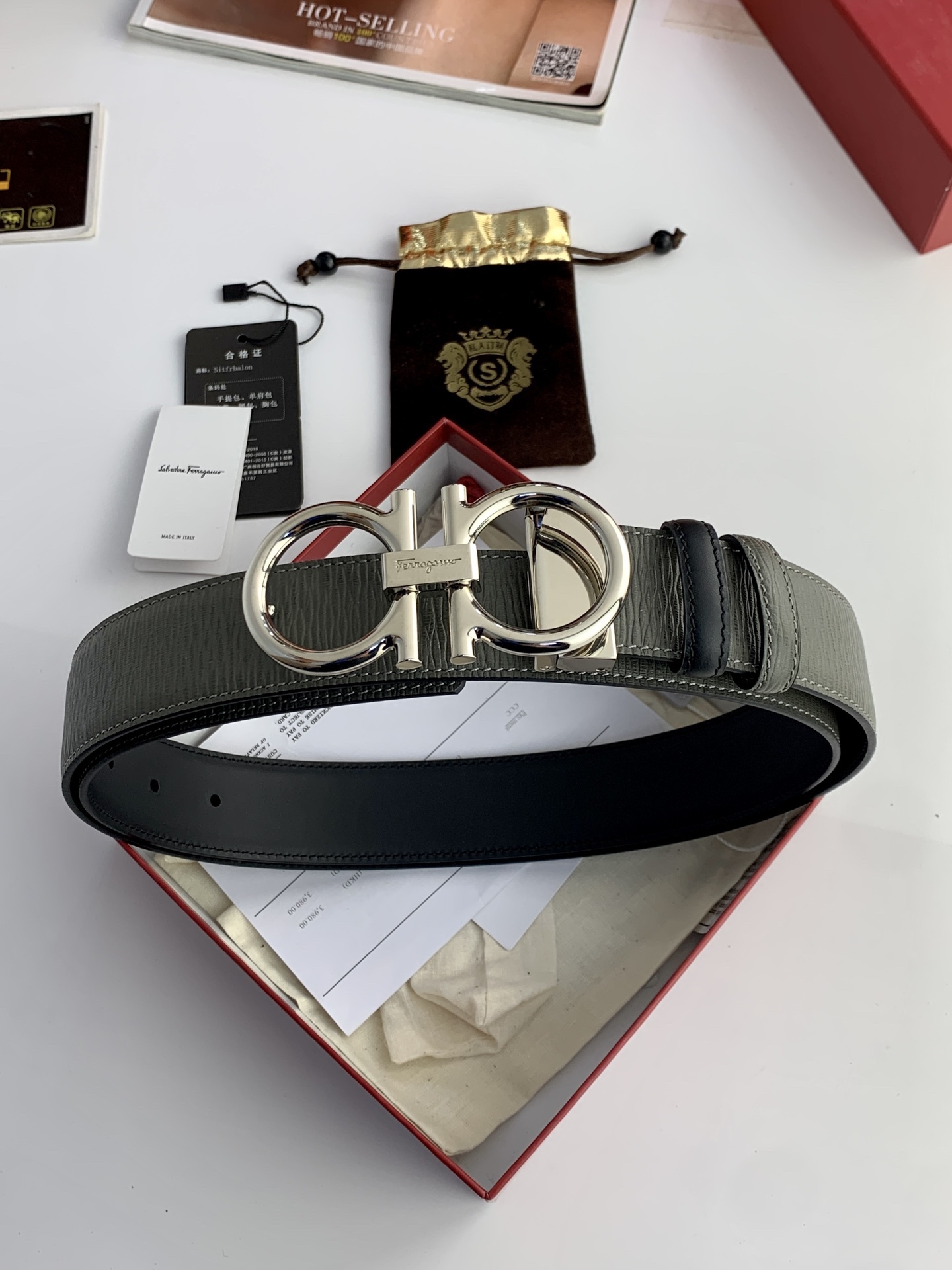 〖F家〗這款皮帶採用雙面小牛皮，搭配純銅八字扣，打造高雅考究的造型。寬3.5cm，長度可調節，達到量身定制般的修身效果。