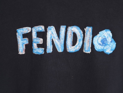 🔝FENDI芬迪FD 藍字母刺繡連帽衛衣
選用100%棉為基底編織而成的單面魚鱗布面料，正面為平滑的針織面，觸膚面通過針織機的浮線編織技術形成立體的毛圈，增加蓬松感， 同時觸感細膩。毛圈結構吸水量大且蒸發快，經過預縮處理之後，縮水率低於2%，確保成衣尺寸穩定。深藍色染整採用活性染料，色澤濃郁飽滿，多次洗滌不易褪色。
胸前“FENDI Flower”圖案採用日本田島繡花機精密刺繡，融合多色漸變與立體肌理，呈現獨特的水彩效果。字母與花朵圖案使用不同深淺的藍白漸變繡線，從淺藍到靛藍自然過渡，