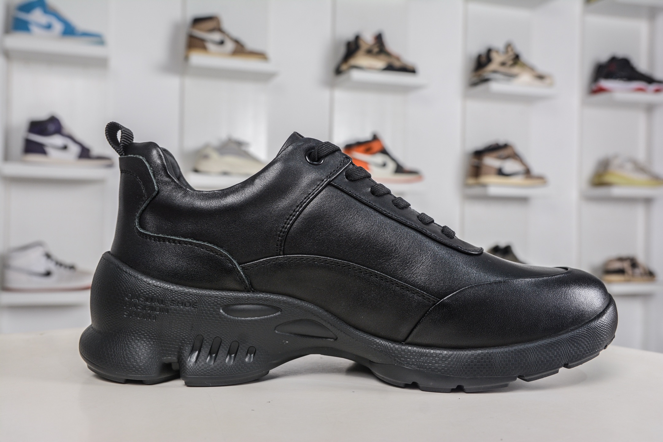 ECCO愛步運動鞋男透氣輕便防滑緩震牛皮跑鞋健步BIOMC系列全新品質 
貨號：882517 01001
尺碼：38 39 40 41 42 43 44（皮鞋码）