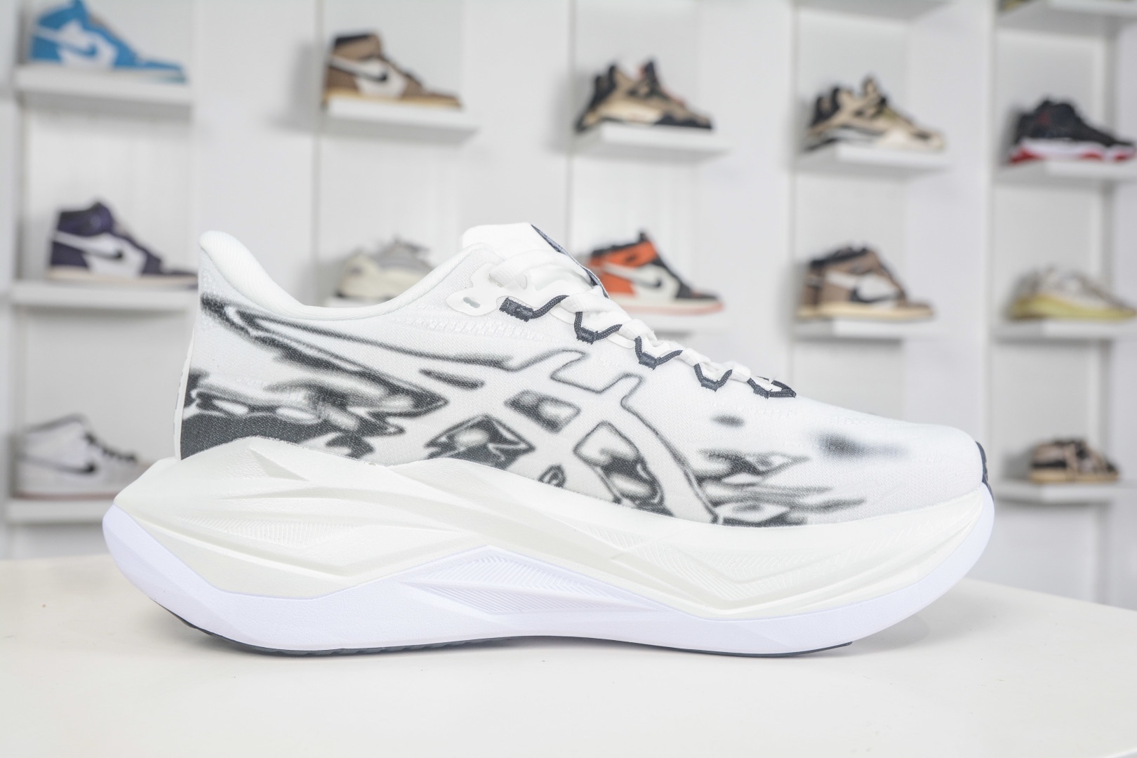 Asics SuperBlast 3 輕量回彈舒適透氣支撐跑步鞋 
貨號：1013A177 002
尺碼：36 37 37.5 38 39 39.5 40 40.5 41.5 42 42.5 43.5 44 44.5 45