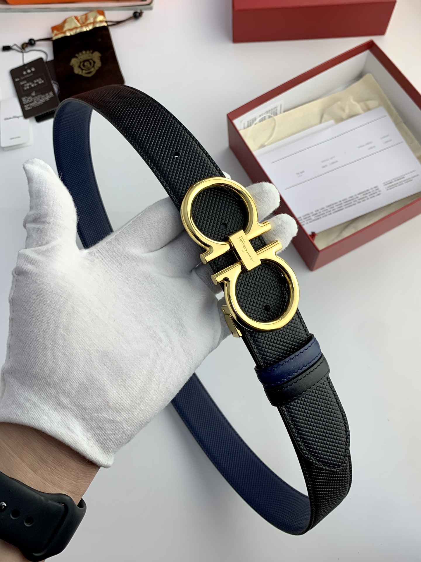 〖F家〗這款皮帶採用雙面小牛皮，搭配純銅八字扣，打造高雅考究的造型。寬3.5cm，長度可調節，達到量身定制般的修身效果。