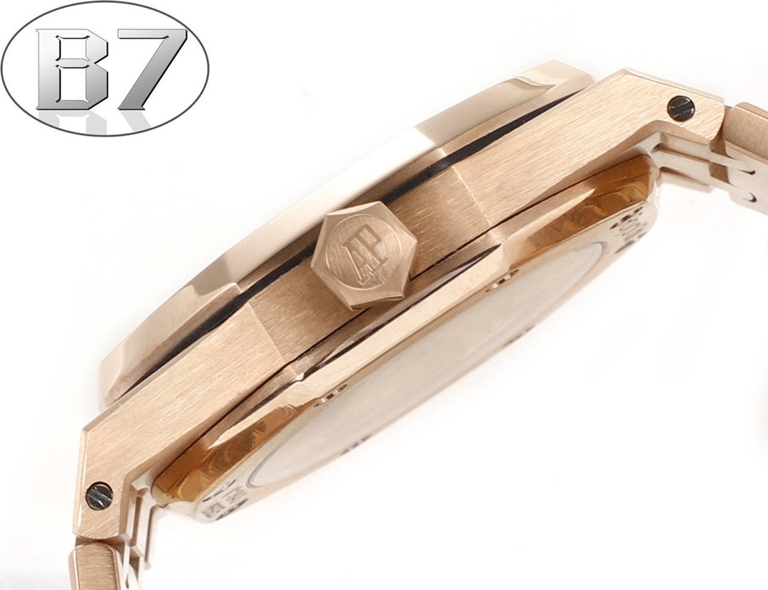 B7  Factory
AP愛彼 女款愛彼皇家橡樹 剔除機芯甲板多餘部分，使之變得更加鏤空——成就鋼表巔峰—— 實力演繹 衛冕“鋼”王！【6大精妙之處】1.正品拆解開模，尺寸為37毫米與正品一致！2.完美還原正品表殼的每一處細節，盡顯正品“稜角分明 堅毅果敢”的陽剛氣質。3.鋼帶的做工無可挑剔，比市面上任何鋼帶表做工均要更上一層樓，鋼帶頭粒和表頭銜接的“緩衝帶”的鬆緊程度與正品一模一樣。4.自動陀的與原裝致敬，是市面唯一做到顏色於原裝一致的版本（市面一般版本均偏紅）其上的ap族徽雕刻獨一無二。