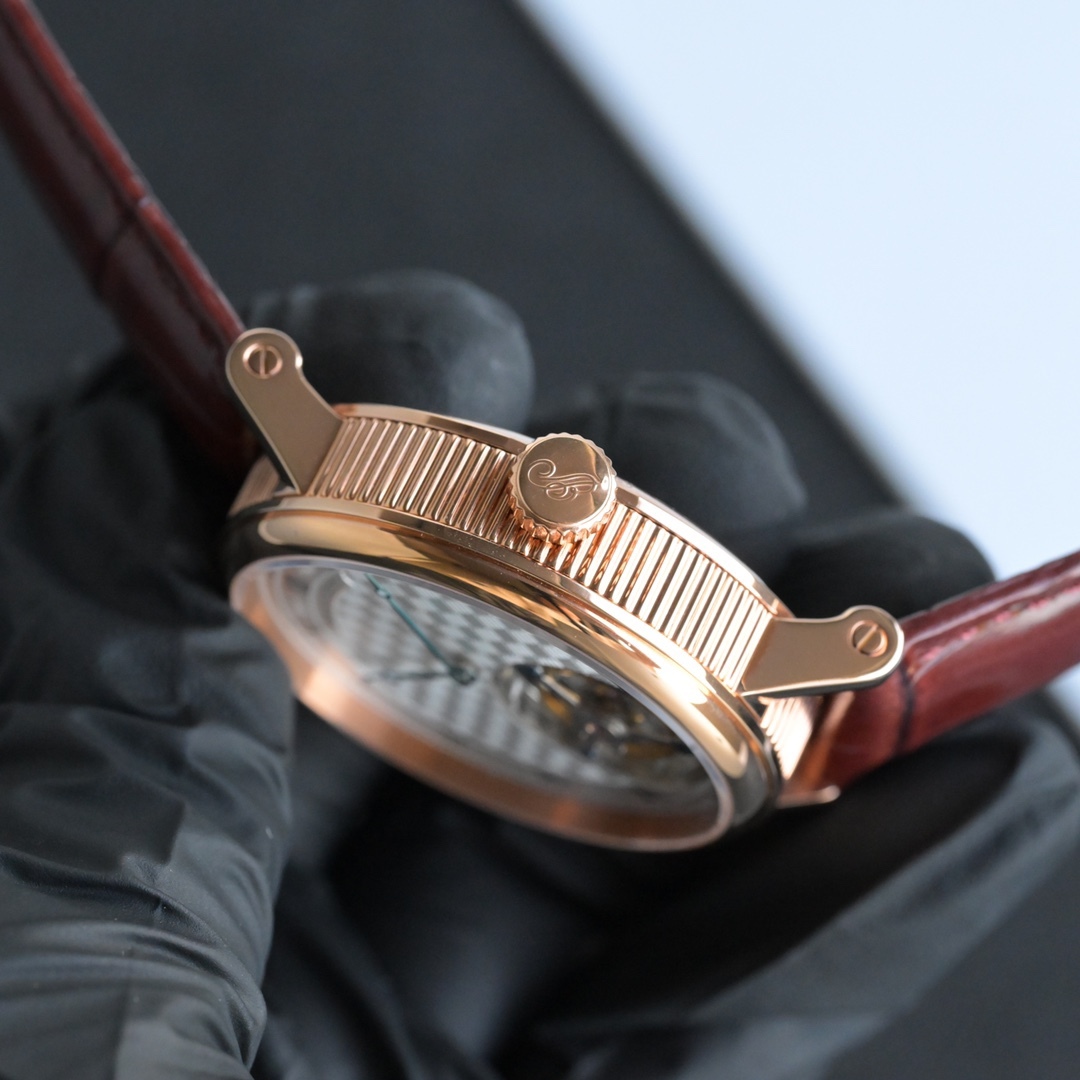 224年前，阿伯拉罕-路易·寶璣先生在他所創立的巴黎鐘錶堤岸制表工坊中，創造了制表史上令無數人贊嘆的陀飛輪調速裝置。這一無比複雜的精密機構彰顯了寶璣先生卓然超群的遠見與創想，時至今日仍對高級制表業有著重要意義。至今，陀飛輪的作用和意義已不僅是提高走時的精准度，而是譜寫了制表領域的輝煌篇章。寶璣陀飛輪時計臻品在百年徵程中不斷創新，超越自我，集精湛機械製造技藝與深厚美學原理於一身，創制出演繹複雜迷人的機械世界。腕表的表冠上刻有著名的寶璣品牌標誌，從側面我們可以看到表王寶璣著名的錢幣紋飾，代表著溫文爾雅