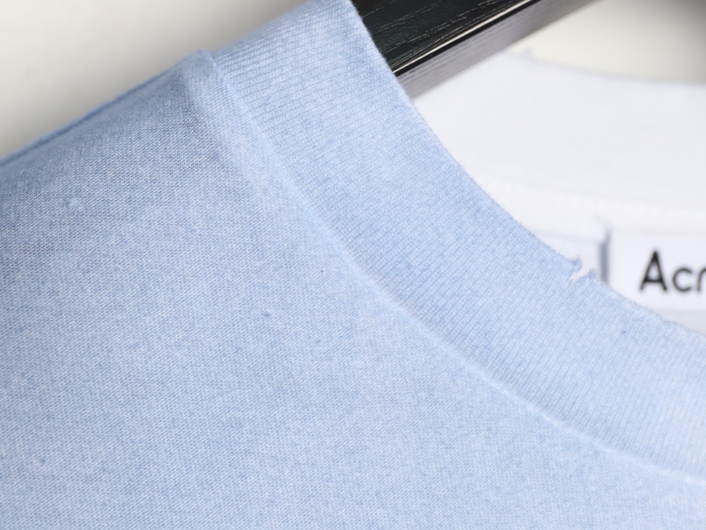 🔝Acne Studios 26SS 1996字母印花短袖T恤
面料是定制定染的32支220g原版雙紗棉，胚布經過高盂環保染色，裁大貨前還要進行高溫環縮水，降低縮水率的同時使得手感更柔軟舒適，印花方面必須五層膠漿，第一遍必須為進口打底漿，填平布料上極為細小的線洞，再由高溫床烤乾再劇頗色，採用油墨因熱平網印花，一共刷五層，每一層間隔為時間為30分鐘，才能保證出來的成品保持原版的質感，全套開發輔料
尺碼：S-XL