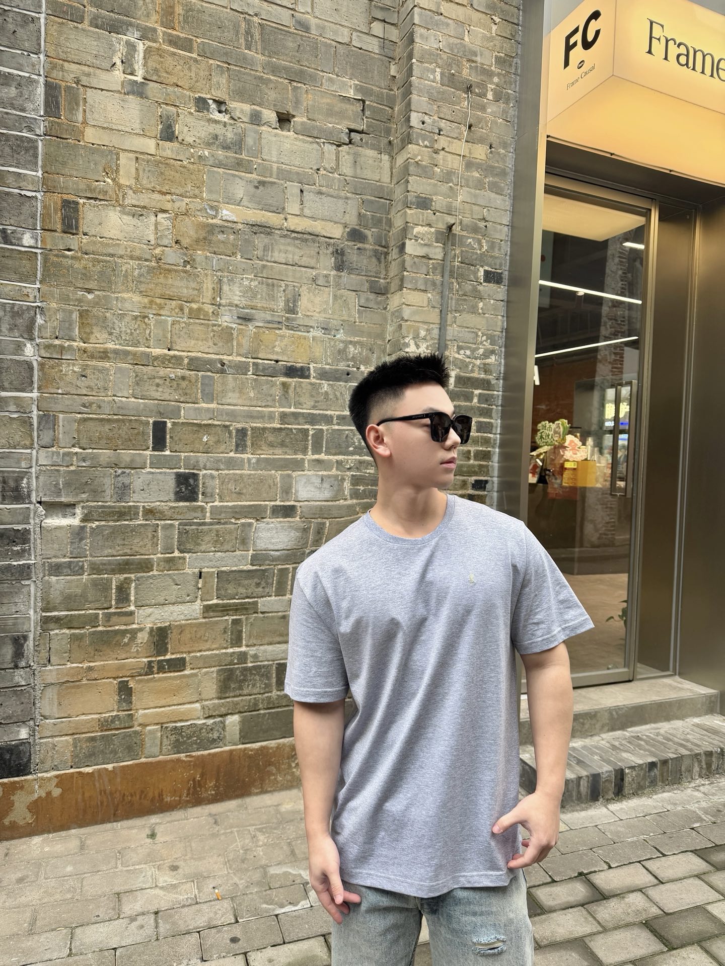 🔝SAINT LAURENT聖羅蘭SLP 小標純色徽標短袖T恤
正品購入開發，50支雙股精品賽爾棉170克，1*1拉架羅紋280克，進口刺繡，面料酵洗，定制1：1商標，寬松版型
B Size：S-XL