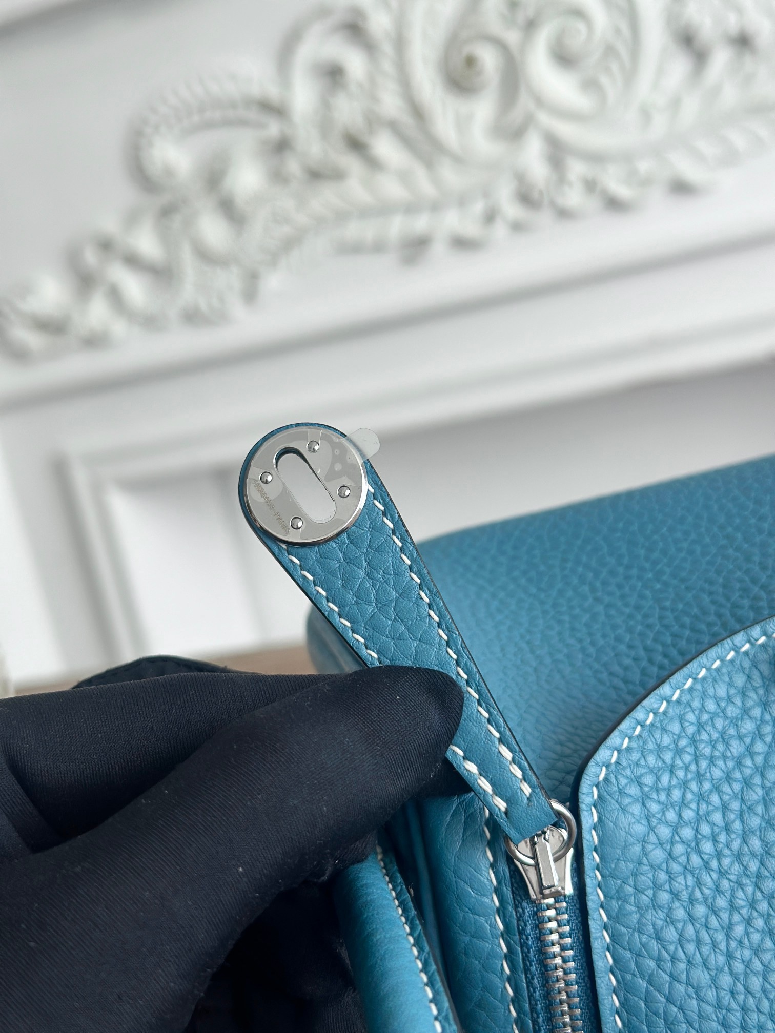 琳迪lindy 19cm	
Tc皮 蜜蠟線半手工縫製
lindy19保留了琳迪包所有細節的完整設計，側口袋、拉鍊等全部都是經典的設計√
這只小可愛暴擊了多少人的少女心