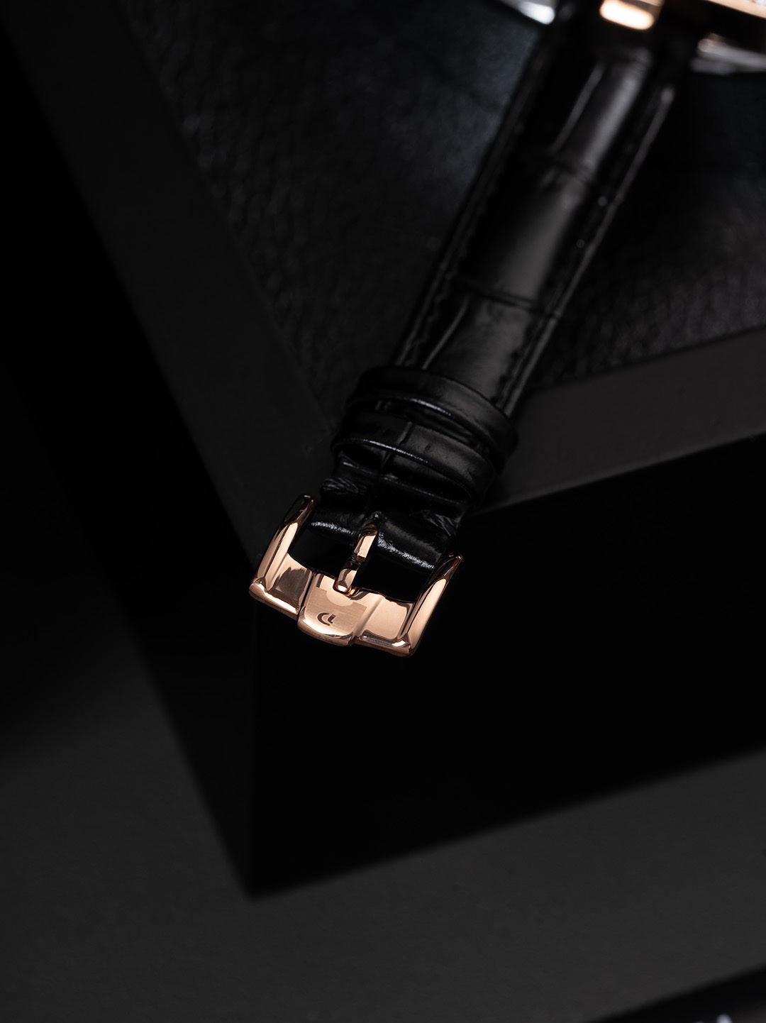 🎀終極修正版已到貨 ，全面到貨🎀🎀🎀」Piaget伯爵做為全世界最著名的頂級珠寶品牌 Piaget從未讓那些傾慕其品牌設計元素的炒粉們失望過，值得推薦的是本次由日本.Tokyo東京銀座 做為主辦初展，推出的The theme is meeting  love  遇見愛情系列更是在推出後，不到11個小時就被哄搶而光，經典的P字形品牌設計元素與丘比特愛神之箭竟能結合的如此恰到好處，成為了繼LIMELIGHT Gala和Black-TIE黑帶系列又一經典美作，腕表的細節方面