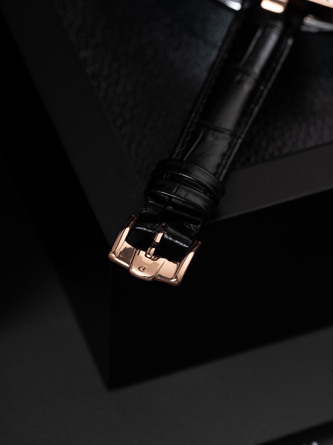 🎀終極修正版已到貨 ，全面到貨🎀🎀🎀」Piaget伯爵做為全世界最著名的頂級珠寶品牌 Piaget從未讓那些傾慕其品牌設計元素的炒粉們失望過，值得推薦的是本次由日本.Tokyo東京銀座 做為主辦初展，推出的The theme is meeting  love  遇見愛情系列更是在推出後，不到11個小時就被哄搶而光，經典的P字形品牌設計元素與丘比特愛神之箭竟能結合的如此恰到好處，成為了繼LIMELIGHT Gala和Black-TIE黑帶系列又一經典美作，腕表的細節方面