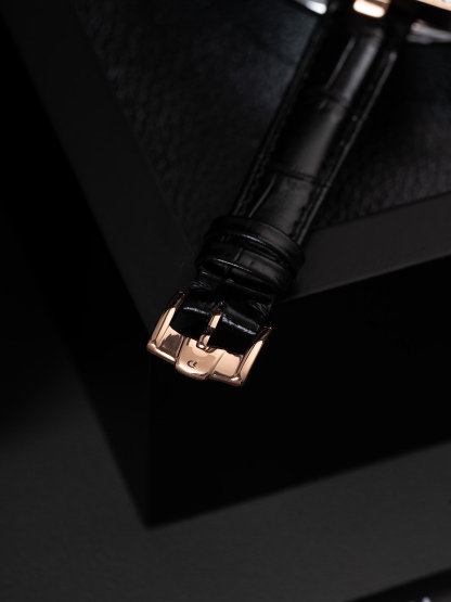 🎀終極修正版已到貨 ，全面到貨🎀🎀🎀」Piaget伯爵做為全世界最著名的頂級珠寶品牌 Piaget從未讓那些傾慕其品牌設計元素的炒粉們失望過，值得推薦的是本次由日本.Tokyo東京銀座 做為主辦初展，推出的The theme is meeting  love  遇見愛情系列更是在推出後，不到11個小時就被哄搶而光，經典的P字形品牌設計元素與丘比特愛神之箭竟能結合的如此恰到好處，成為了繼LIMELIGHT Gala和Black-TIE黑帶系列又一經典美作，腕表的細節方面