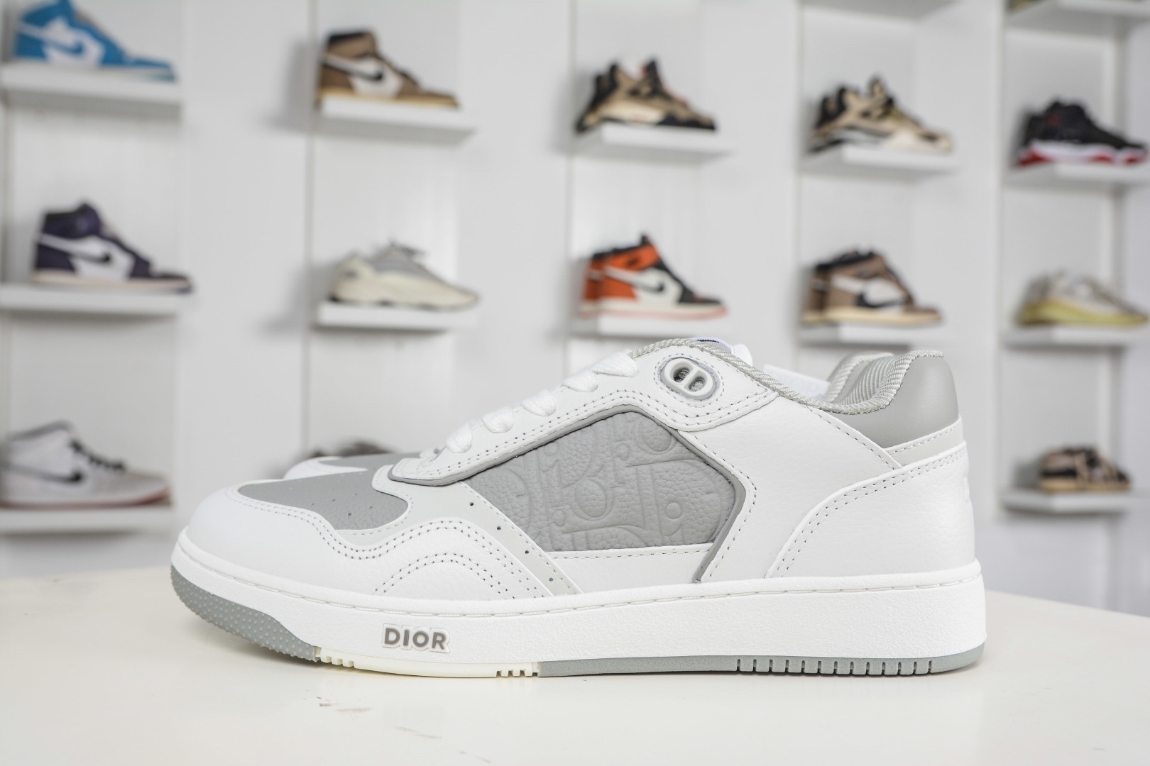 迪奧 B27休閒運動鞋 延續 Dior的經典款式B27 
尺碼：39 40 41 42 43 44 45