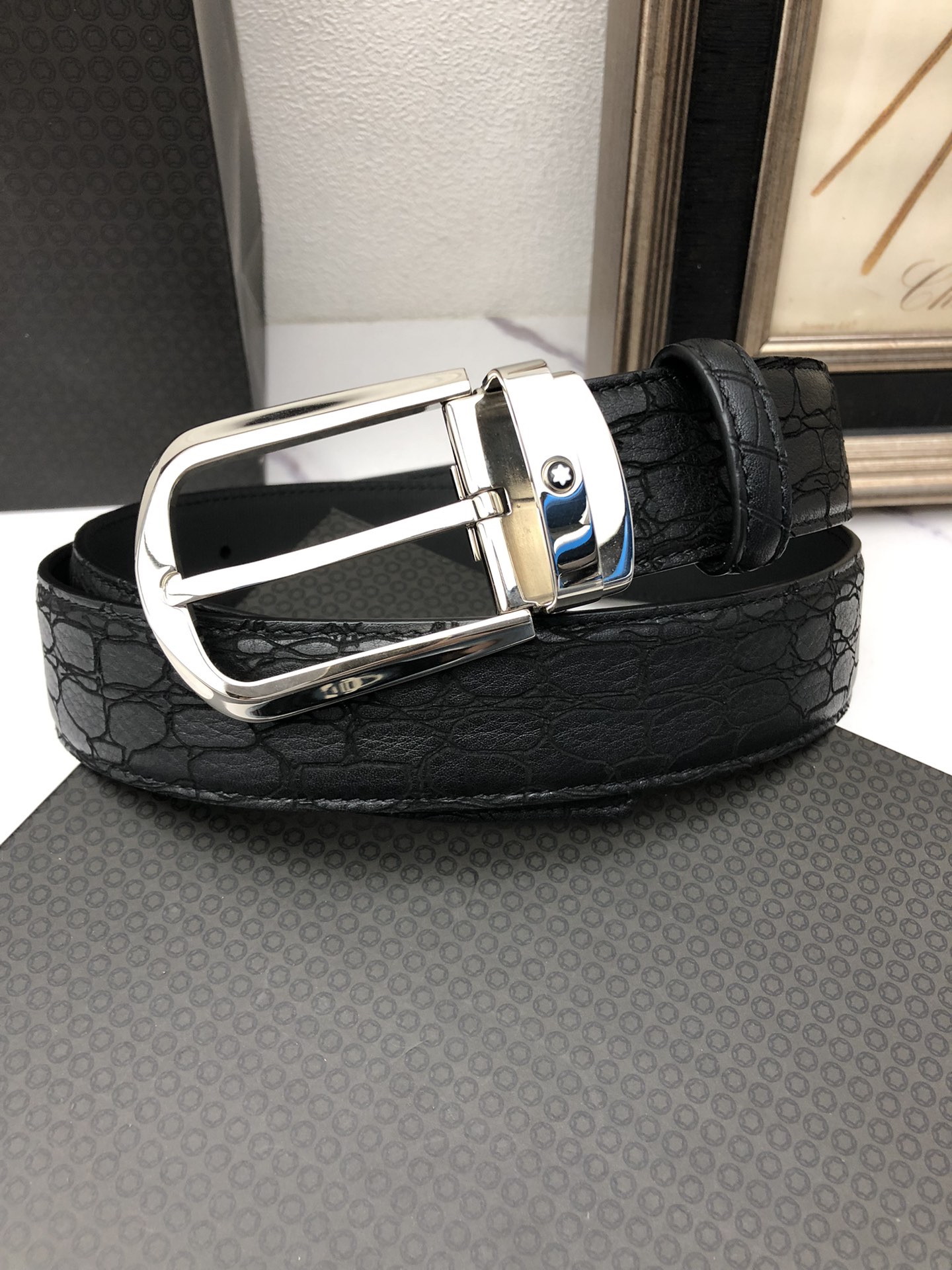 萬寶龍：原單頭層牛皮燙印花紋，內襯頭層壓橫紋牛皮底，營造織紋外觀。飾以標誌原單扣。專櫃寬度3.5