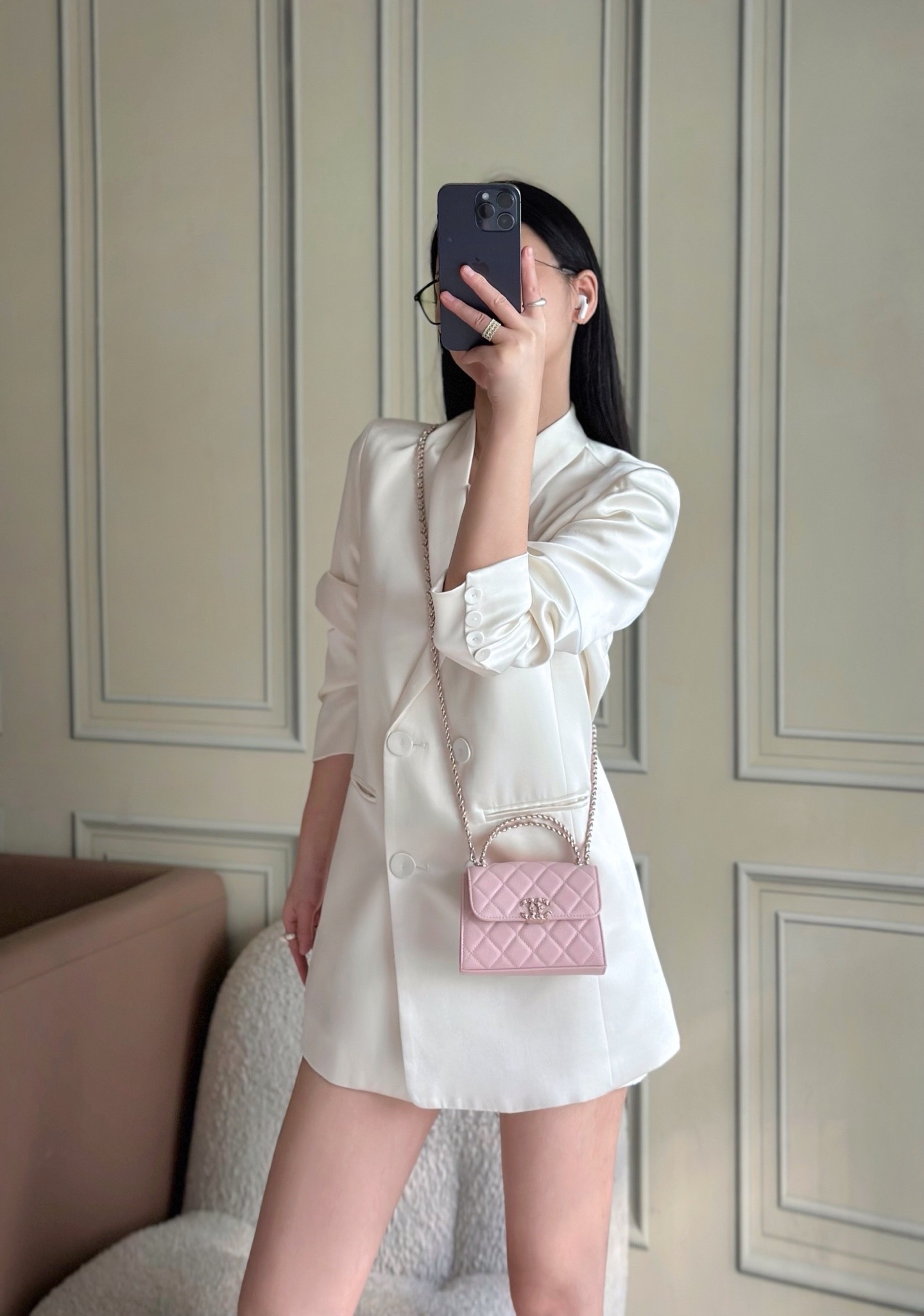 Chanel 25S 新款本季 最火的小球牛皮Kelly 手柄包
這顆絕對是黑馬
第一眼看到就深深愛上💕
顏值不必說 直接閉眼入不會錯
很好打理 也是百搭型
實現了單背斜挎腋下背手拎的效果📷
簡直就是福音〰️
很精緻 值得珍藏🔝

五金：全鋼18K淺金
皮料：獨家Haas小牛皮
尺寸：𝟏𝟒.𝟓*𝟏𝟏.𝟓*𝟓.𝟓 𝚌𝚖
型號：AS3237