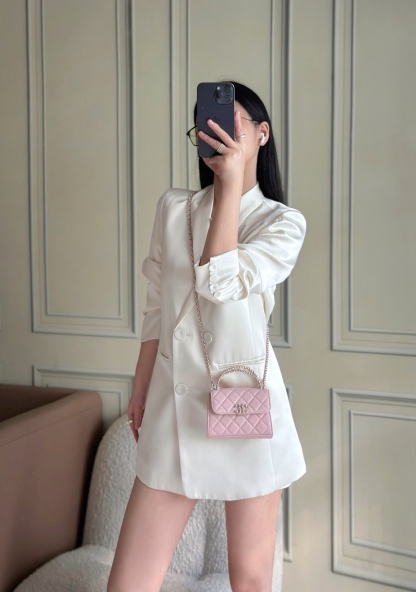 Chanel 25S 新款本季 最火的小球牛皮Kelly 手柄包
這顆絕對是黑馬
第一眼看到就深深愛上💕
顏值不必說 直接閉眼入不會錯
很好打理 也是百搭型
實現了單背斜挎腋下背手拎的效果📷
簡直就是福音〰️
很精緻 值得珍藏🔝

五金：全鋼18K淺金
皮料：獨家Haas小牛皮
尺寸：𝟏𝟒.𝟓*𝟏𝟏.𝟓*𝟓.𝟓 𝚌𝚖
型號：AS3237