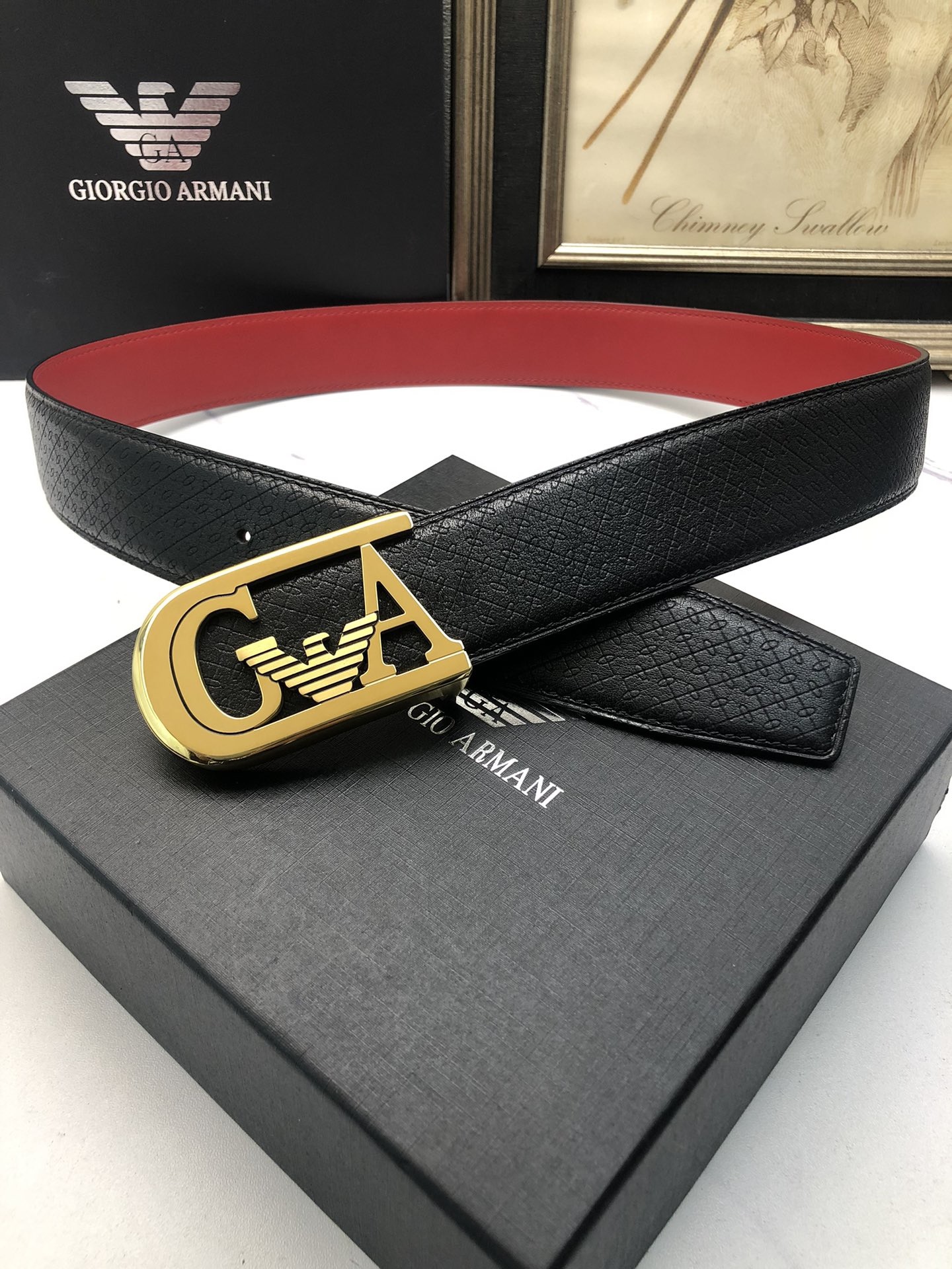 阿曼妮：原單頭層小牛皮燙印花紋，內襯平紋牛皮底，營造織紋外觀。飾以標誌原單扣。專櫃寬度4.0