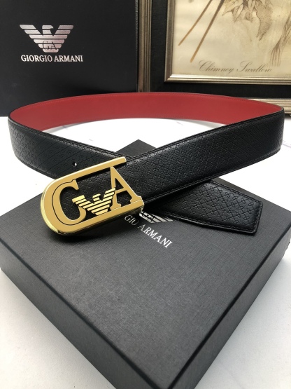 阿曼妮：原單頭層小牛皮燙印花紋，內襯平紋牛皮底，營造織紋外觀。飾以標誌原單扣。專櫃寬度4.0