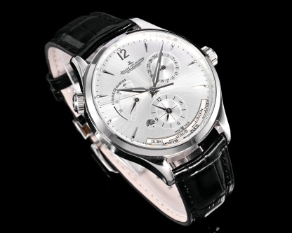 Factory出品
【市場最高版本】JL積家 各路大咖都叫它大醜 其實賦予的是極高贊美 論品味與外觀 在鐘錶界有著舉足輕重的地位 戴出去怎麼都是長臉 各種彰顯品味 Master 地理學家大師系列 Q1428421 復刻版全新升級 多功能腕表 升級Cal.939A機芯 打磨效果更近原裝 升級軸 自動陀為玫金邊 字面紋路清晰 功能：日期顯示 雙時區 動力儲備顯示 316L精鋼  直徑42mm  原裝折疊扣！V+ Factory匠心之作 值得你擁有！