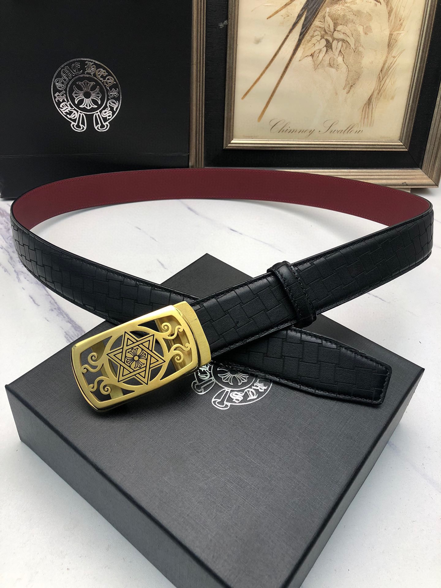 克羅星：原單頭層牛皮燙印花紋面，內襯頭層小牛皮底，搭配原單自動扣，可裁剪的自動帶，此款腰帶面雙採用意大利原定廠制進口牛皮帶身 ，對專版櫃足寬3.5