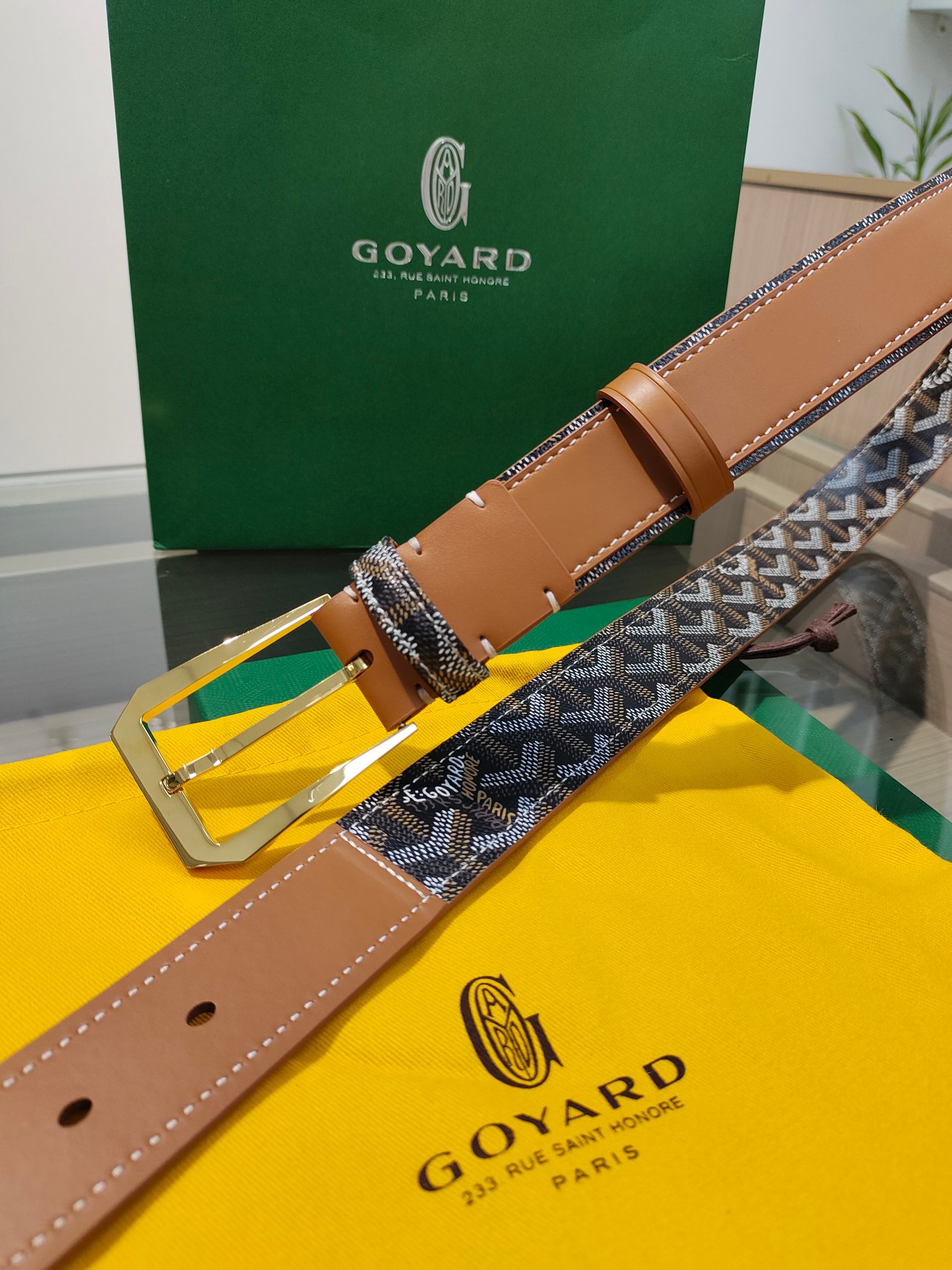 
Goyard(戈雅)腰帶源於法國奢侈品牌，設計風格簡約低調，腰帶身有標誌性帆布搭配進口頭層牛皮，腰帶扣採用簡約精品鋼扣，延續品牌的低調奢華，帶身寬度3.4CM，適用商務休閒日常佩戴。