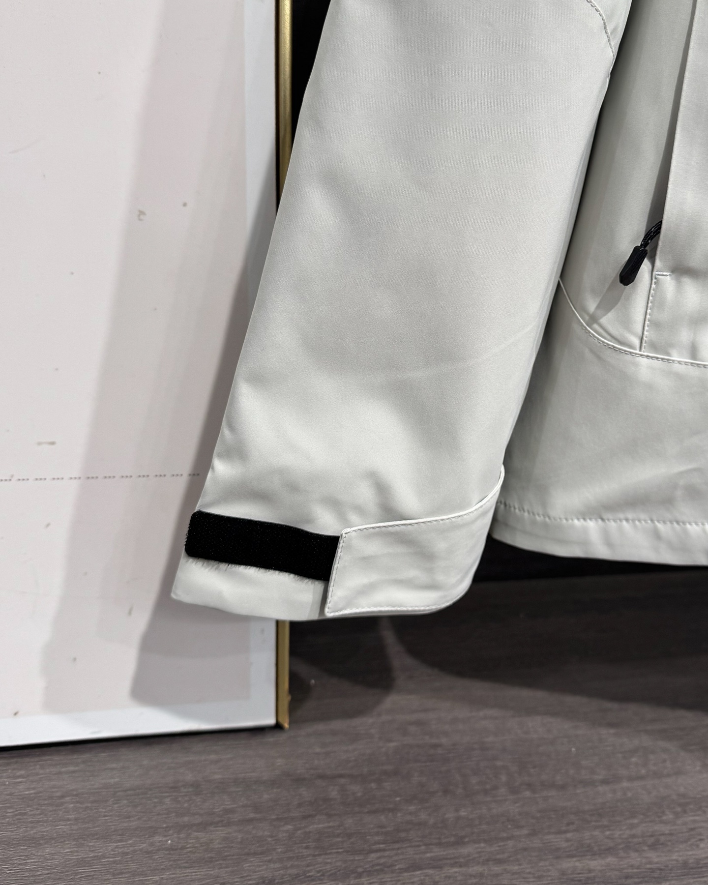 lululemon 機能衝鋒衣 | 雙緯記憶T800面料，戶外通勤全能王！
懂行的都知道，lululemon這件衝鋒衣的面料才是真·黑科技！採用雙緯記憶T800面料，防水4級以上，防風防雨、抗皺透氣、防刮耐磨，立體有型不軟塌，里料更是抗靜電布，應對乾燥天氣或特殊場所都毫無壓力！
- 防護拉滿：防潑拒水+防風鎖暖+透濕排網，暴雨天不漏水，大風天不透涼，運動時還能快速排汗，戶外徒步、通勤驟雨都能穩穩hold住。
- 細節質感：可調節抽繩連帽+隱形拉鍊口袋，胸口lululemon Logo+下擺壓印