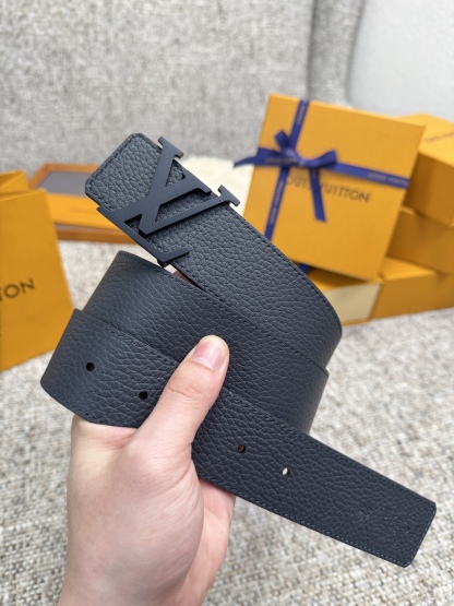 
Louis Vuitton LV腰带 荔枝纹皮底系列 原厂五金 精致手工绘边 柔软舒适 宽4.0