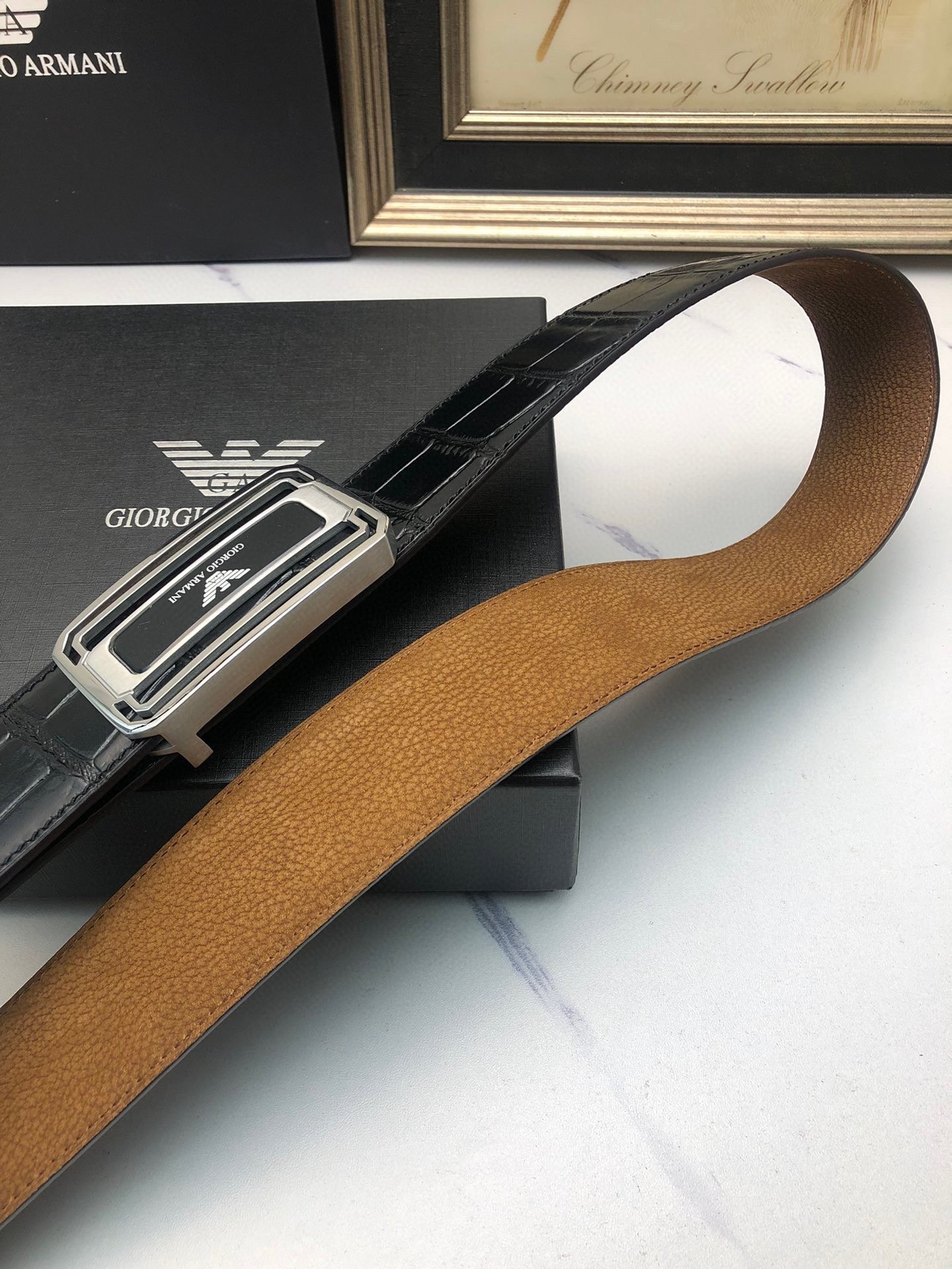 阿曼妮：原單頭層牛皮鰐魚花紋，內襯頭層鹿皮底，營造織紋外觀。飾以標誌原單扣。專櫃寬度4.0