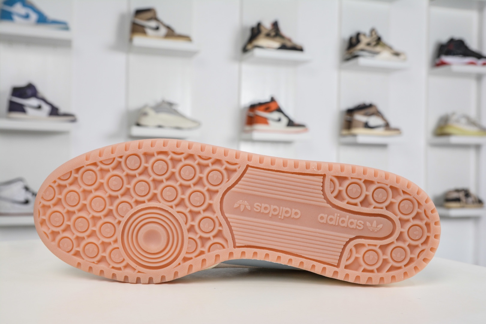 adidas Originals Forum 低幫百搭潮流休閒運動板鞋  
貨號：IG3946
尺碼：36 36.5 37 38 38.5 39 40 40.5 41 42 42.5 43 44 45