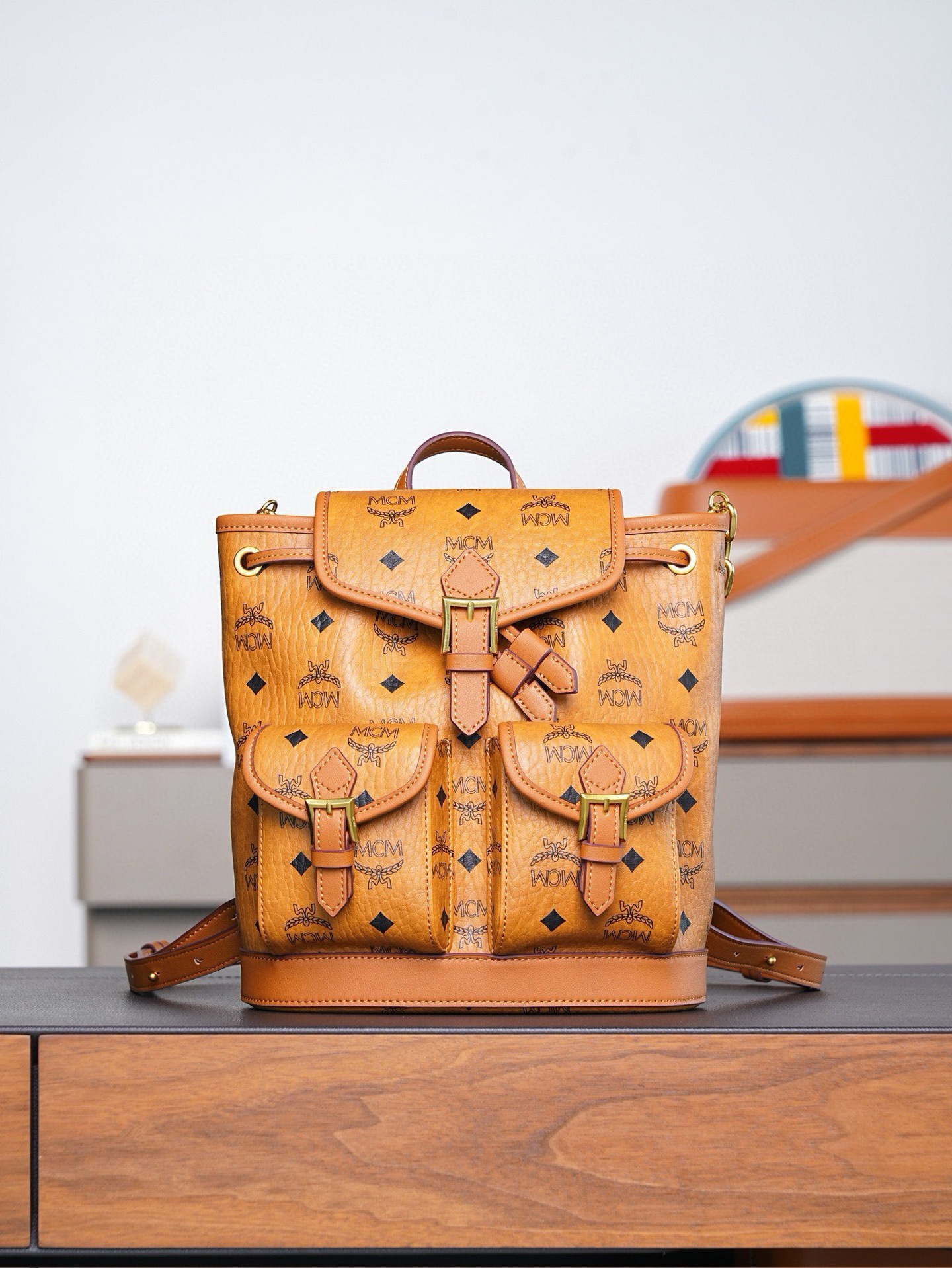 𝙈𝘾𝙈 𝘼𝙧𝙚𝙣 𝘿𝙧𝙖𝙬𝙨𝙩𝙧𝙞𝙣𝙜𝘽𝙖𝙘𝙠𝙥𝙖𝙘𝙠 𝙞𝙣 𝙑𝙞𝙨𝙚𝙩𝙤𝙨干邑色Mini#抽绳双肩背包🎒这款Visetos经典花纹人造革抽绳双肩背包采用搭扣五金件装饰及天然皮革饰边设计。
品牌经典水桶包款式以精致的经典干邑色双肩背包形式焕新呈现，由经典Visetos人造革及天然皮革制成。这款便携包袋的设计独具特色，拥有多个隔层，并饰有以慕尼黑巴伐利亚钻石为灵感的搭扣五金件。