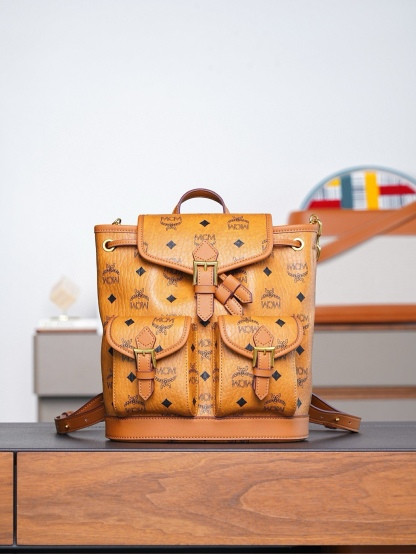 𝙈𝘾𝙈 𝘼𝙧𝙚𝙣 𝘿𝙧𝙖𝙬𝙨𝙩𝙧𝙞𝙣𝙜𝘽𝙖𝙘𝙠𝙥𝙖𝙘𝙠 𝙞𝙣 𝙑𝙞𝙨𝙚𝙩𝙤𝙨干邑色Mini#抽绳双肩背包🎒这款Visetos经典花纹人造革抽绳双肩背包采用搭扣五金件装饰及天然皮革饰边设计。
品牌经典水桶包款式以精致的经典干邑色双肩背包形式焕新呈现，由经典Visetos人造革及天然皮革制成。这款便携包袋的设计独具特色，拥有多个隔层，并饰有以慕尼黑巴伐利亚钻石为灵感的搭扣五金件。