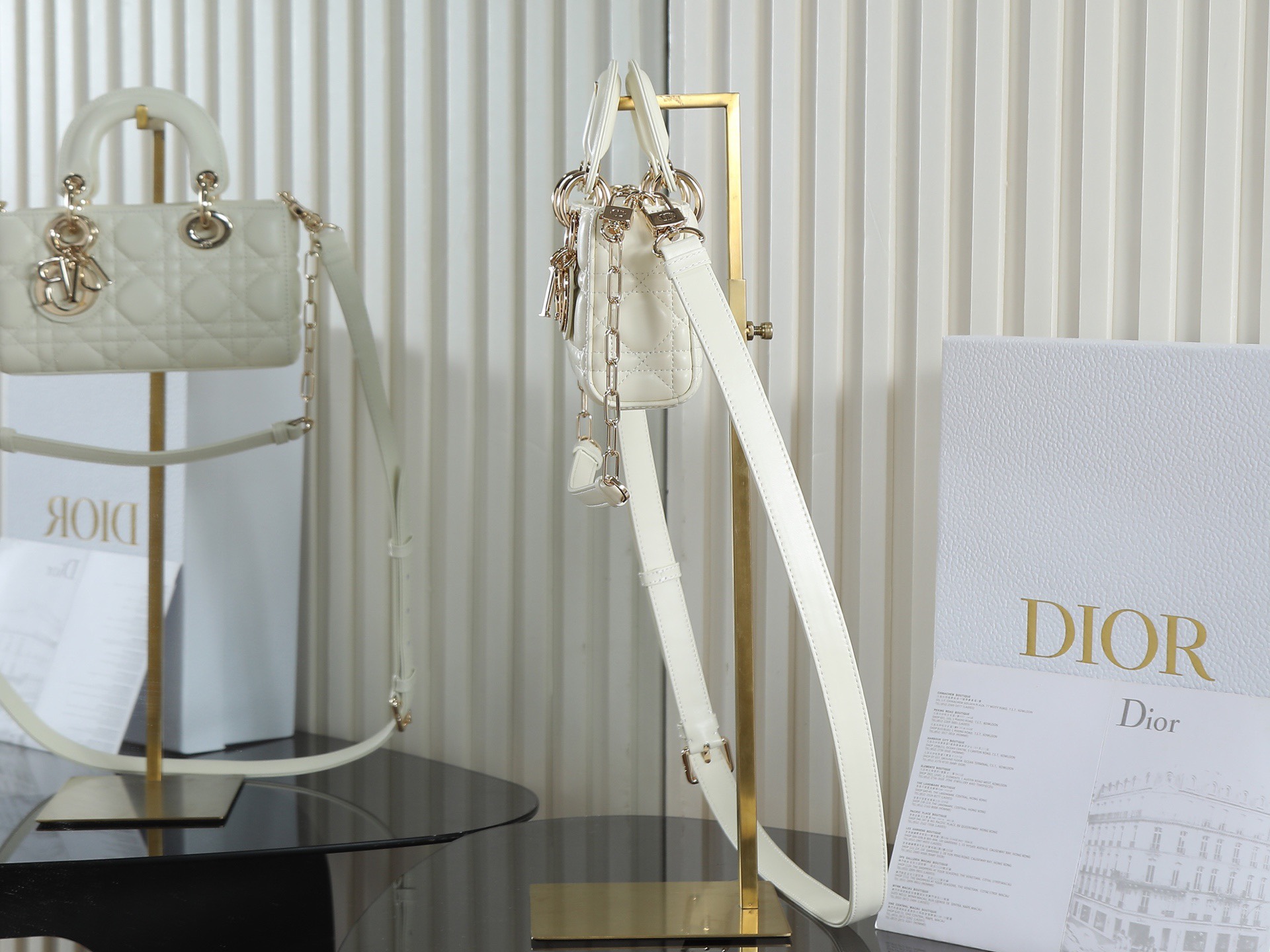 原廠級 白色 迷你尺寸
𝗗𝗶𝗼𝗿 𝗗-𝗝𝗼𝘆 𝗯𝗮𝗴羊皮2025款新款
時尚果然就是輪回，回歸了一把中古戴妃
長方包形，短鏈條➕細長肩帶直接封神！！
復古時髦感超強，真是什麼場合都可以把住
絕對是lady中的天花板了，強勢出圈啦姐妹們
款號：0636
尺寸：19x10.5x5.5cm
