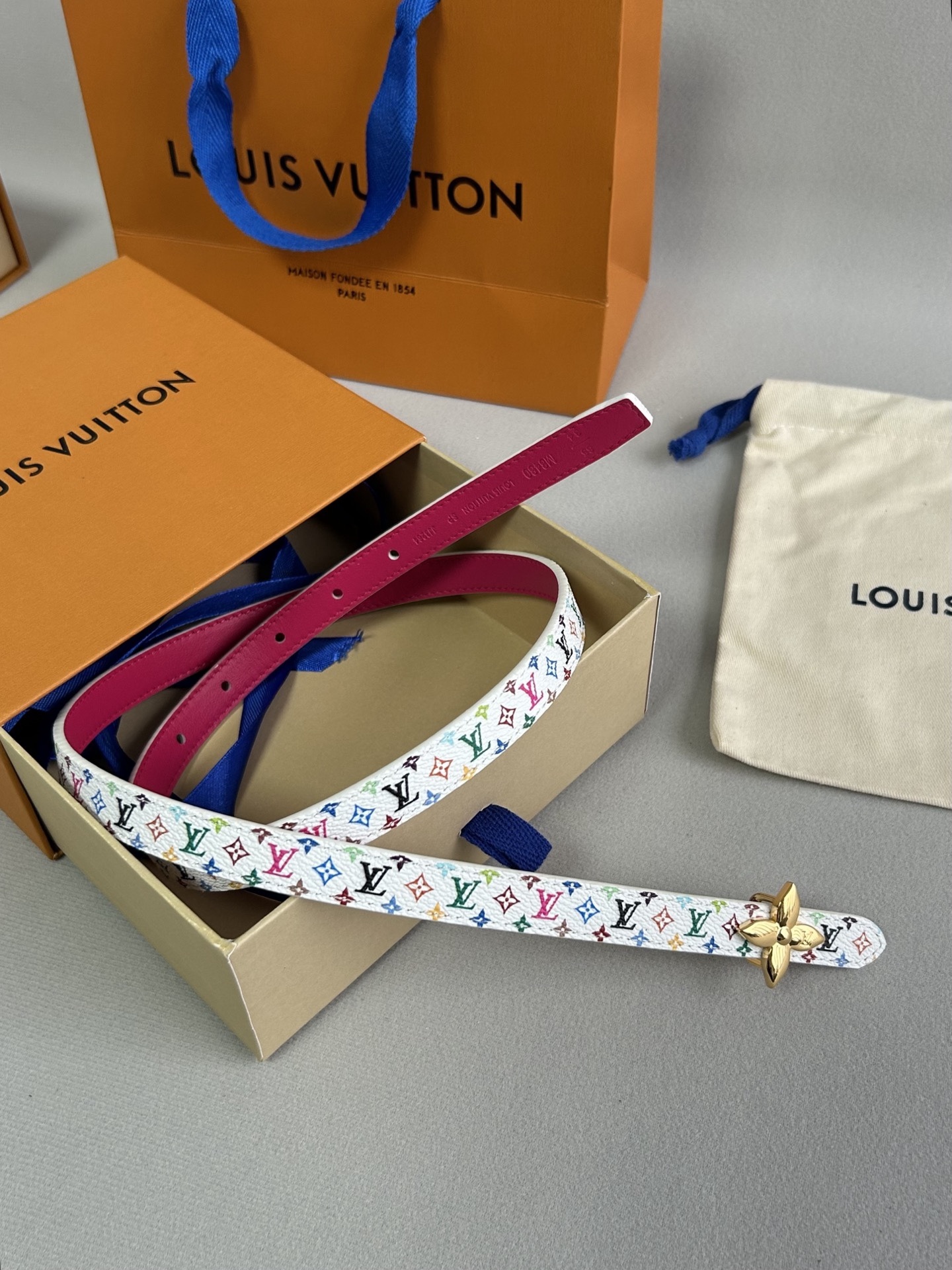 LV  路易威登 1.5cm雙面腰帶 
專櫃品質 可雙面使用.純銅五金扣。配件深受品牌輝煌的經典設計