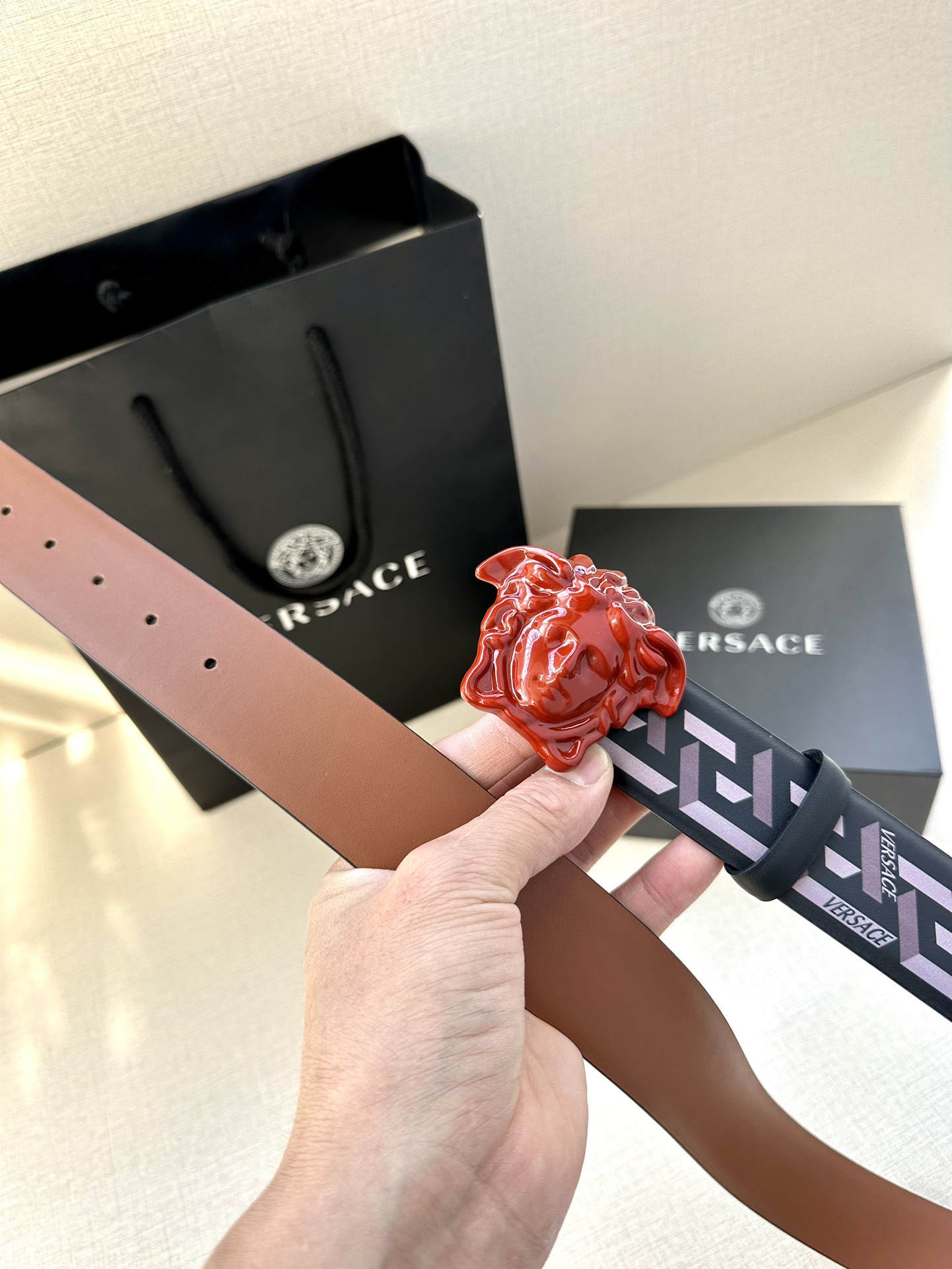 寬度4.0cm VERSACE（範思哲）此款Palazzo腰帶採用牛皮革面料製作，並飾有Le Pop Classique圖案印花和標誌性的美杜莎五金配件。