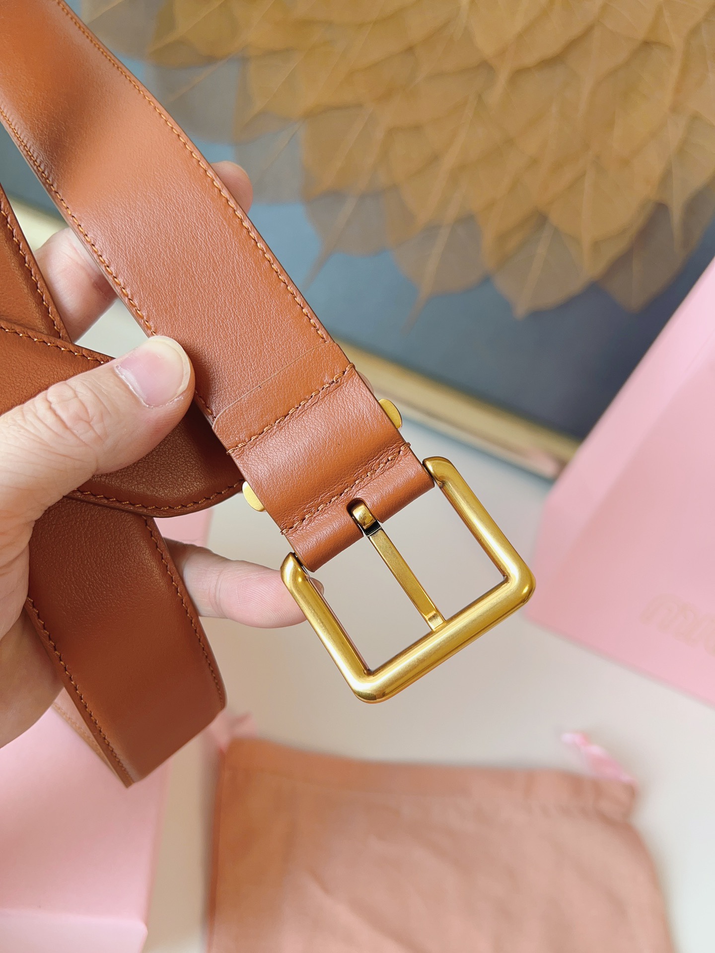 这款皮革腰帶設計簡約而優雅，腰帶環伴以Miu Miu徽標。雙面進口小牛皮 金屬搭扣 腰帶環飾激光雕刻徽標 寬度: 3.5cm
