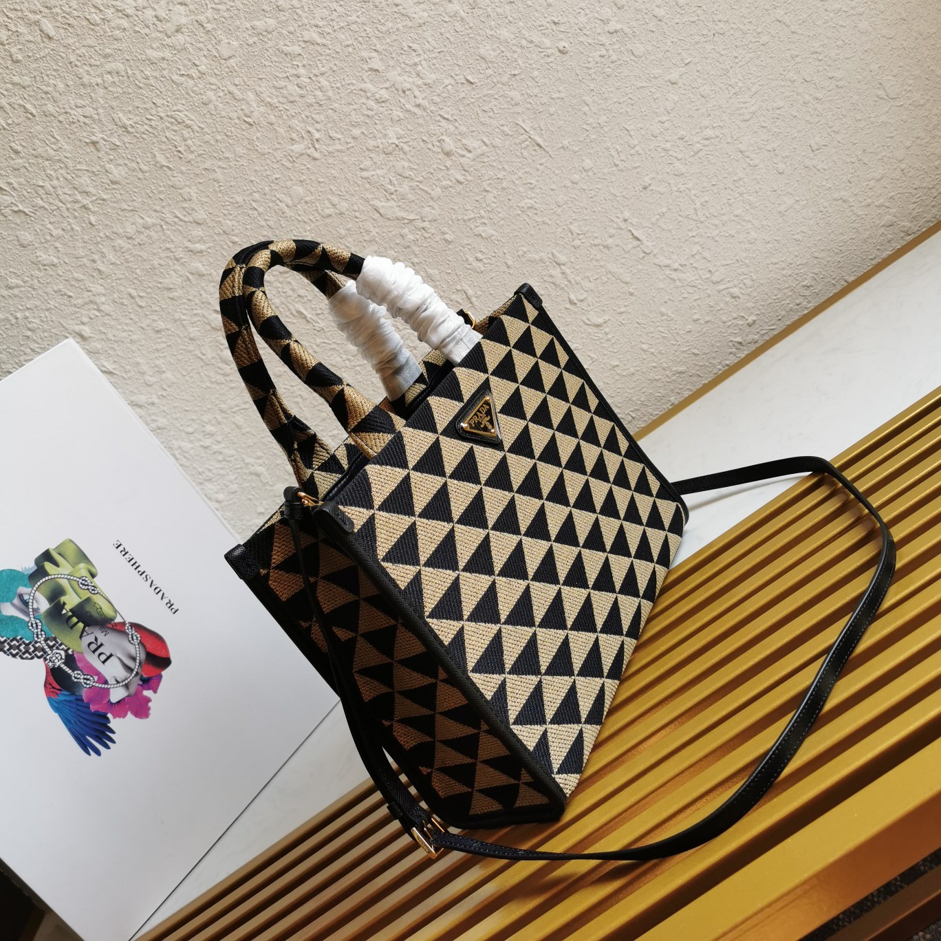 【 原單】👏刺繡織物托特包👏1BA354中號👏👏有長肩帶👌這款刺繡托特包採用進口Saffiano皮革和獨特刺繡面料👍中號為織物刺繡提手設計，110釐米可拆卸可調式Saffiano皮革長肩帶💕太美了😘可仙可酷😎，什麼場合都適合。又是一款網紅/明星認可的爆款👏👏趕緊入手吧😘美美們😘
尺寸：長28x高22x底9cm