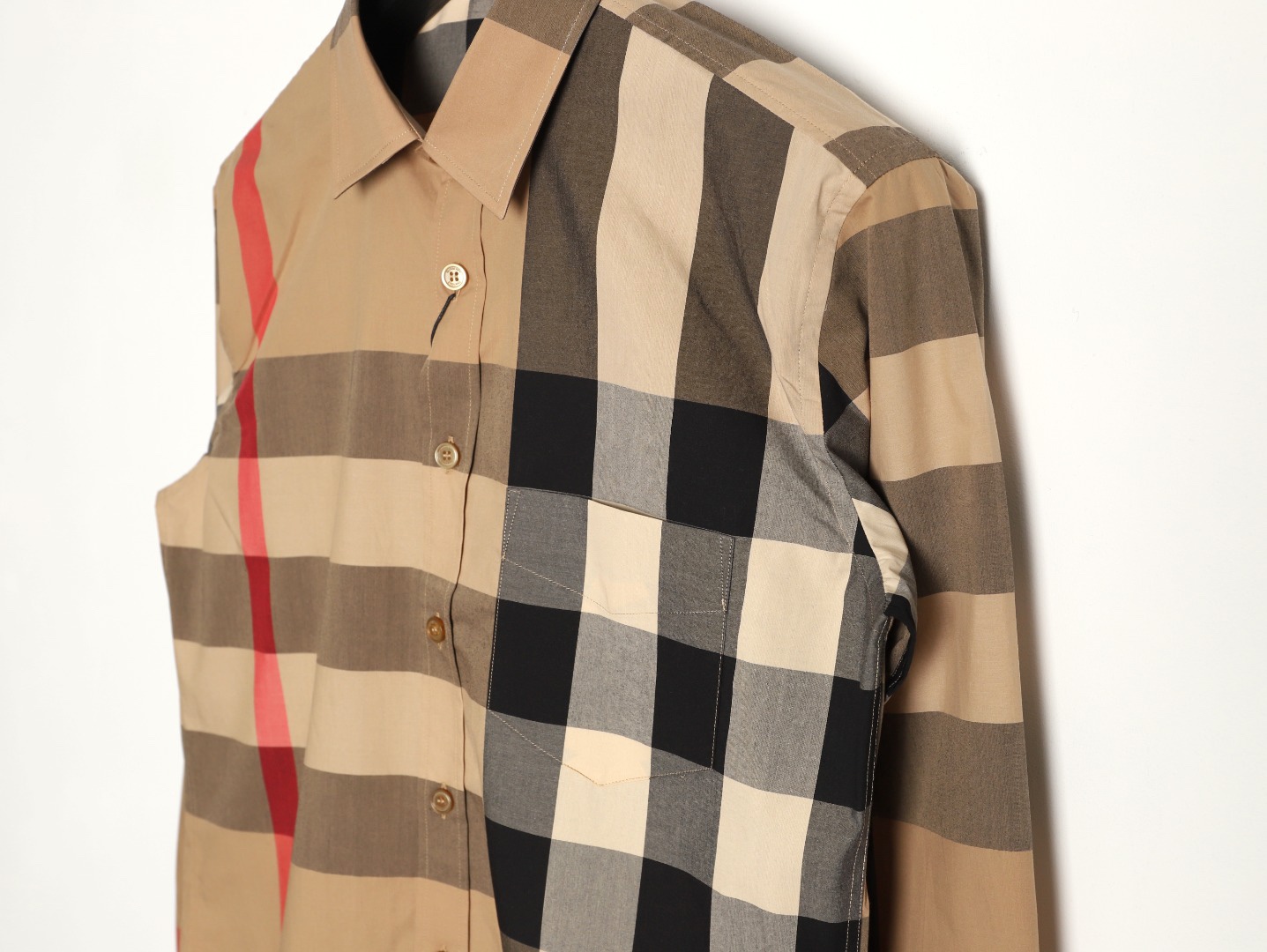 Burberry/巴寶莉 經典大格紋棉質襯衫
定制原版一致80支精梳棉單線紗，紗線全部訂染，最終確定織法，
無論是格型大小線條粗細均達到Y版水平並且布料沒有尾斜現象，
紅外線裁剪對條對格單件裁，保證大貨品質，
定制塔羅貝油封噴漆扣子自然發亮（不同市場版都是樹脂扣），裁片、領子坐領 門邊 袖口 部位加了燙薄，
全部要對格對位出成品，紅外激光定位對格取位，
每個獨立的尺碼都是定位裁片，前幅，口袋，袖子等部位都是對格對位的，
工序複製，費時費料，經典簡單氣質不失大牌，面料上身舒適柔軟卻又挺括有型，