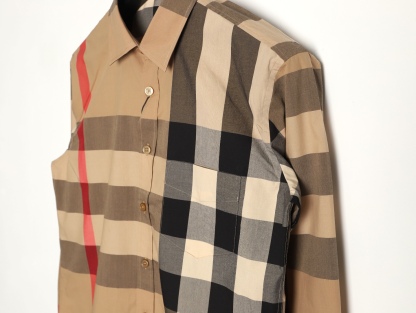 Burberry/巴寶莉 經典大格紋棉質襯衫
定制原版一致80支精梳棉單線紗，紗線全部訂染，最終確定織法，
無論是格型大小線條粗細均達到Y版水平並且布料沒有尾斜現象，
紅外線裁剪對條對格單件裁，保證大貨品質，
定制塔羅貝油封噴漆扣子自然發亮（不同市場版都是樹脂扣），裁片、領子坐領 門邊 袖口 部位加了燙薄，
全部要對格對位出成品，紅外激光定位對格取位，
每個獨立的尺碼都是定位裁片，前幅，口袋，袖子等部位都是對格對位的，
工序複製，費時費料，經典簡單氣質不失大牌，面料上身舒適柔軟卻又挺括有型，