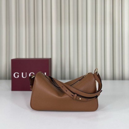 Gucci Half Horsebit系列中號肩背包，煥新呈現Gucci Half Horsebit系列，以現代風格煥新演繹品牌最具標誌性的元素之一。該系列巧妙融蘊休閒廓形與標誌性的半馬銜扣配件，這也是其名稱的由來。款號860787白皮，尺寸31.5X17X12
